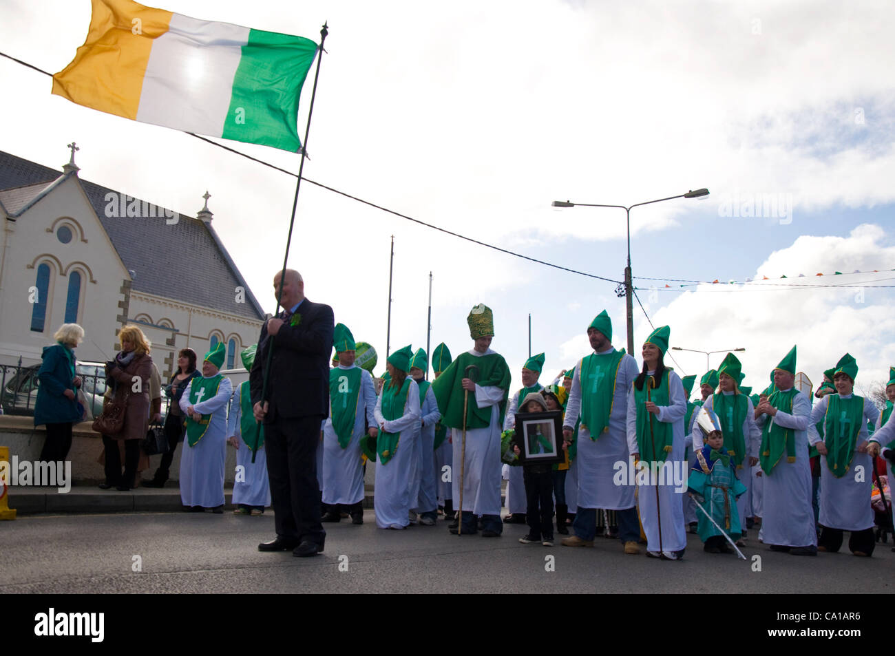 18/03/2012 Ardara, County Donegal, Irlanda. La gente in costume mondo set di record per il Guinness dei primati "Più San Patrizio in un solo posto alla volta" registrare su San Patrizio weekend parade. Totale di 229 San Patrizio. Foto: Richard Wayman/Alamy Foto Stock