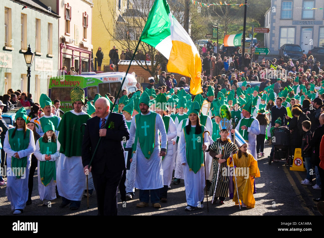 18/03/2012 Ardara, County Donegal, Irlanda. La gente in costume mondo set di record per il Guinness dei primati "Più San Patrizio in un solo posto alla volta" registrare su San Patrizio weekend parade. Totale di 229 San Patrizio. Foto: Richard Wayman/Alamy Foto Stock