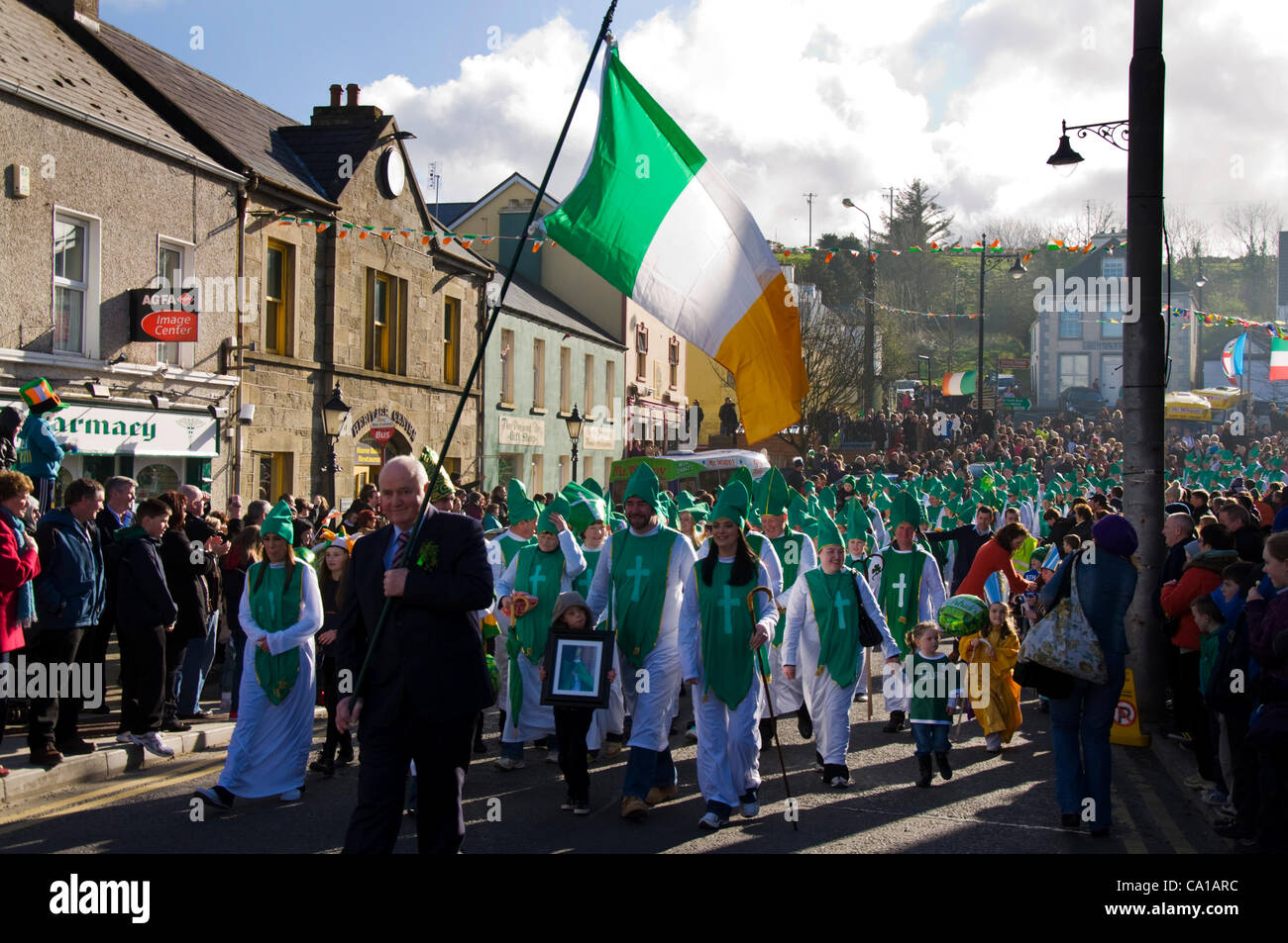 18/03/2012 Ardara, County Donegal, Irlanda. La gente in costume mondo set di record per il Guinness dei primati "Più San Patrizio in un solo posto alla volta" registrare su San Patrizio weekend parade. Totale di 229 San Patrizio. Foto: Richard Wayman/Alamy Foto Stock
