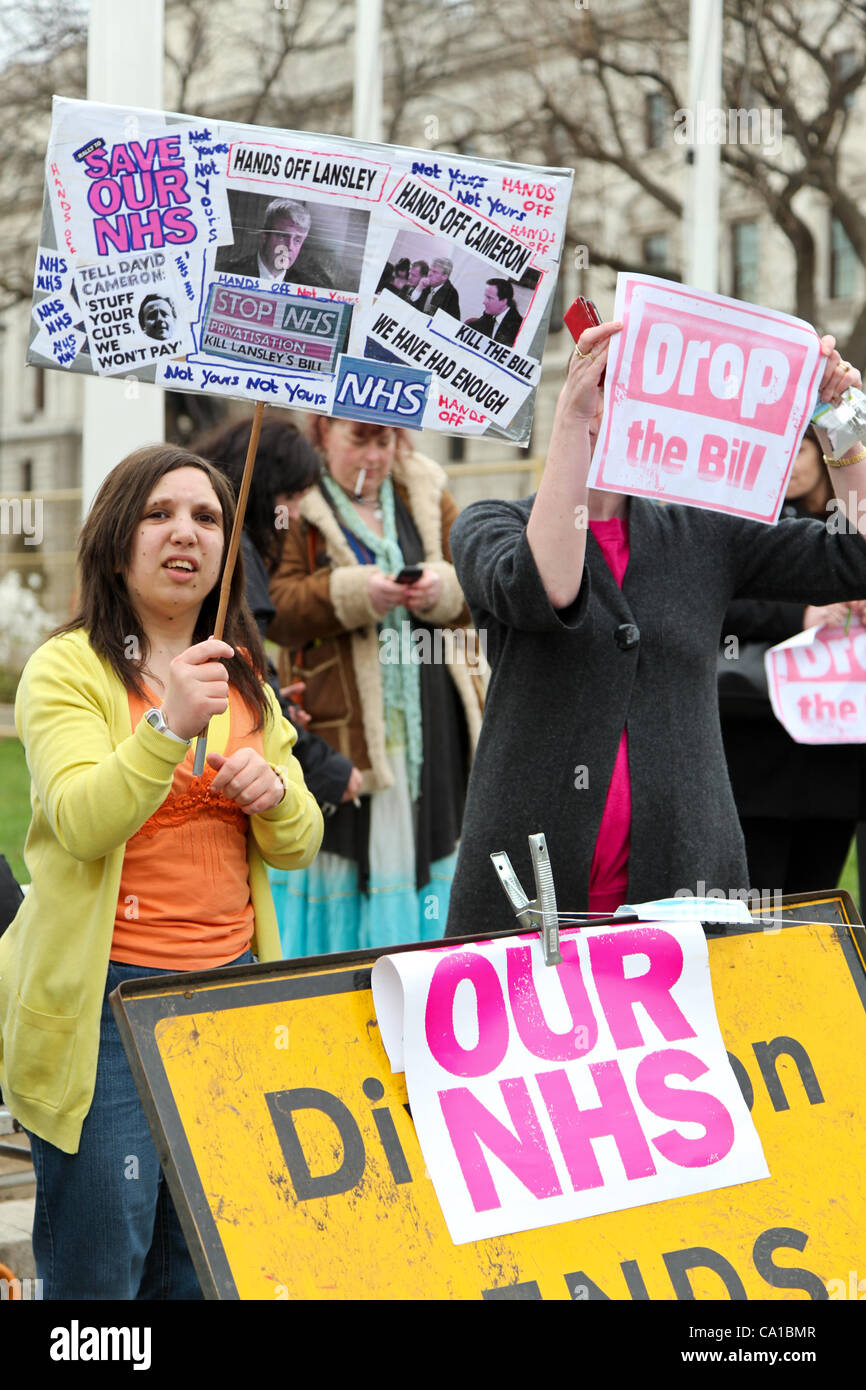 Londra, Regno Unito. Xvii Mar, 2012. Manifestanti tenere cartelli e gridare slogan verso il Parlamento. I dimostranti si sono riuniti in piazza del Parlamento per protestare contro il controverso assistenza sanitaria e sociale Bill a causa di passare attraverso a breve. Foto Stock