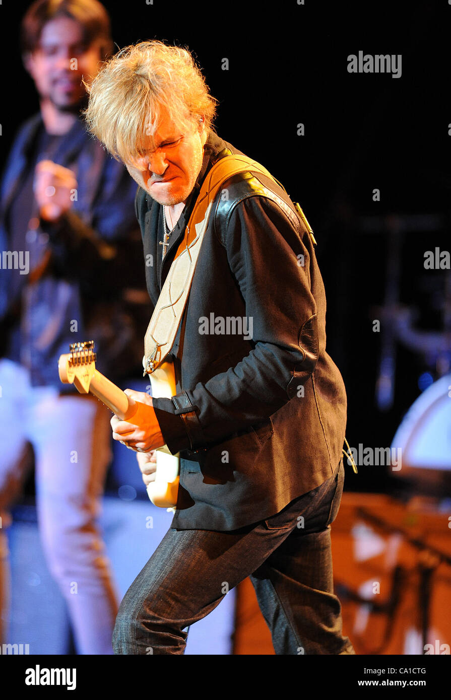 Mar 11, 2012 - North Charleston, Carolina del Sud e Stati Uniti d'America - chitarrista KENNY WAYNE SHEPHERD esegue come parte dell'esperienza 2012 Hendrix tour un tributo alla musica di Jimi Hendrix si ferma presso il North Charleston Performing Arts Center. Copyright 2012 Jason Moore. (Credito Immagine: © Jason Moore/ZUMAPRESS.c Foto Stock