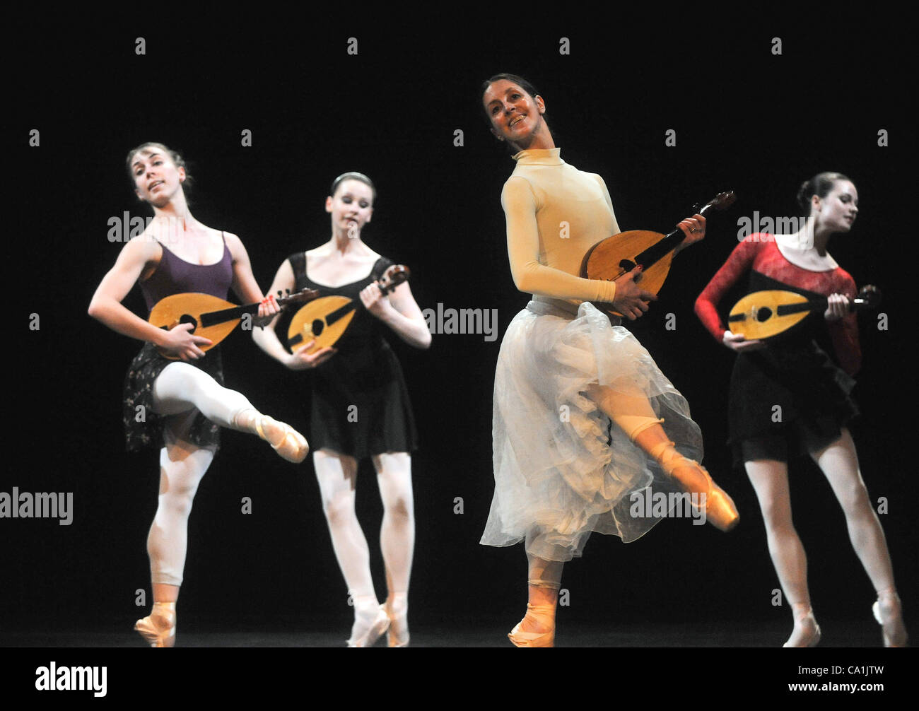 Anteprima della prossima premiere di Sleeping Beauty presso il Teatro Nazionale (ND) è visto durante la conversazione scenica del coreografo messicano Javier Torres e direttore artistico del Teatro Nazionale Ballet Petr Zuska a Praga Repubblica Ceca, Marzo 20, 2012. (CTK foto/Stan Peska) Foto Stock