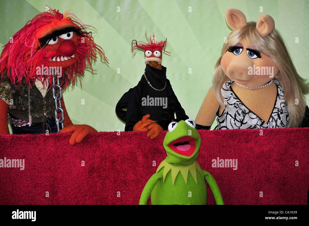 Animale, Pepe, Kermit, Miss Piggy alla cerimonia di induzione per la stella sulla Hollywood Walk of Fame peril Muppets, Hollywood Boulevard, Los Angeles, CA, 20 marzo 2012. Foto Da: Michael Germana/Everett Collection Foto Stock