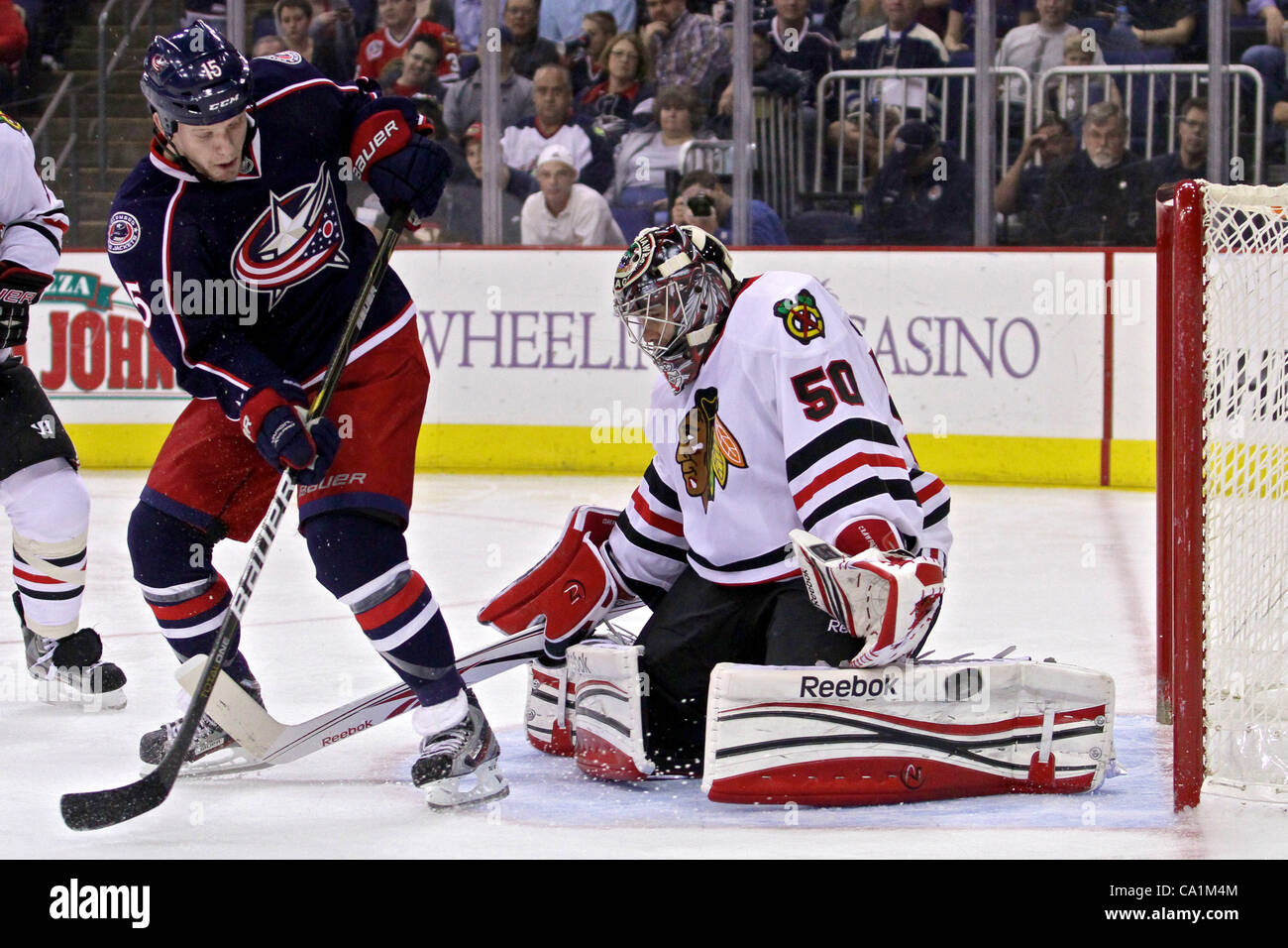 Marzo 20, 2012 - Columbus, Ohio, Stati Uniti - Columbus Giacche Blu ala destra Derek Dorsett (15) manca un tiro fuori le pastiglie di Chicago Blackhawks goalie Corey Crawford (50) nel secondo periodo di gioco tra il Chicago Blackhawks e Columbus Giacche Blu di Nationwide Arena, Columbus, Ohio. Chicag Foto Stock