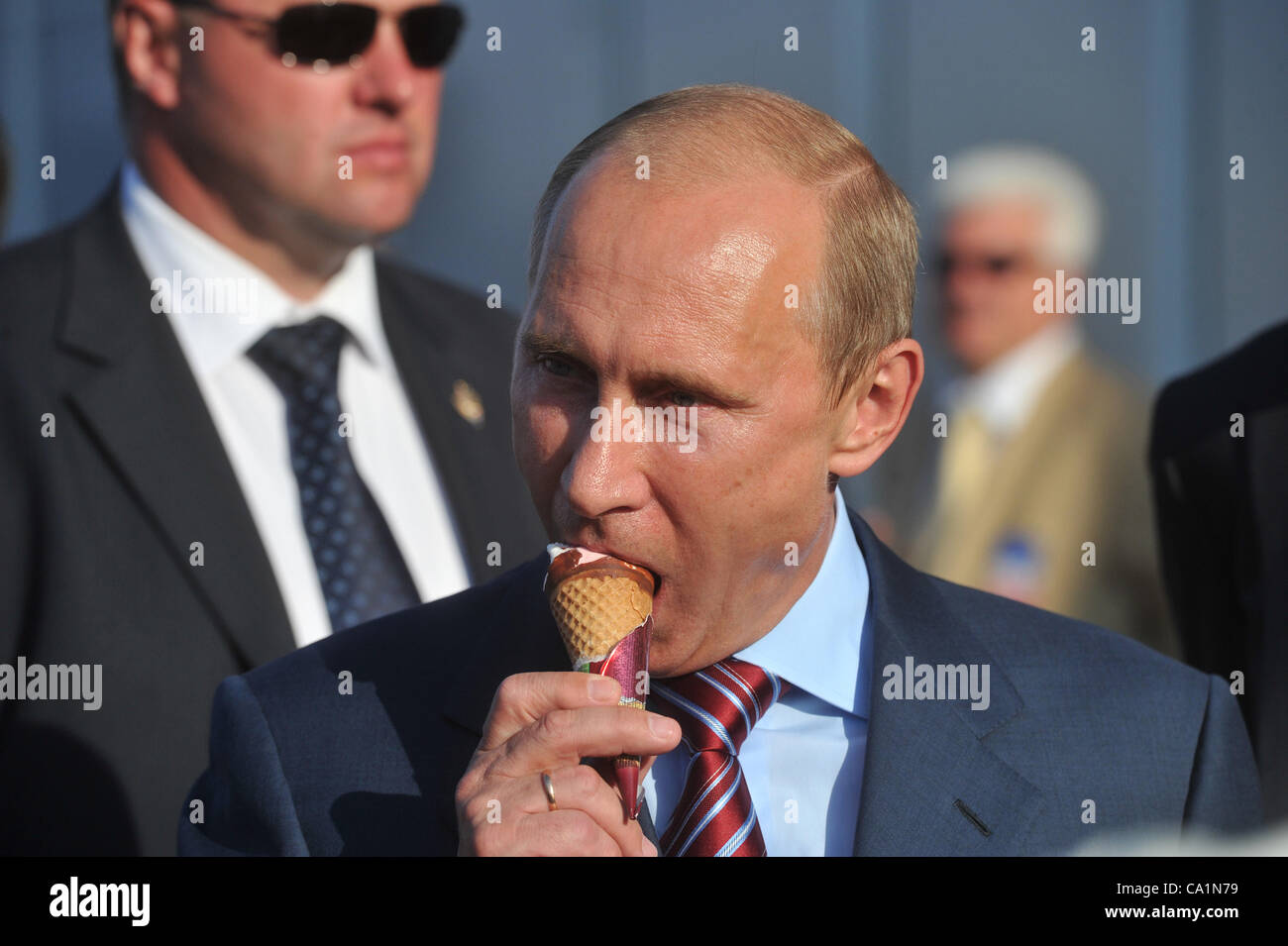 Agosto 17, 2011 - Zhukovskij, Russia - agosto 17,2011. Mosca, Russia. Il primo ministro russo Vladimir Putin a mangiare gelato durante la visita di MAKS-2011 International air show. (Credito Immagine: © PhotoXpress/ZUMAPRESS.com) Foto Stock