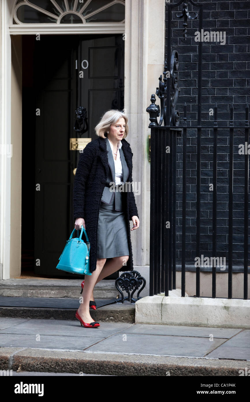 A Downing Street, Londra, Regno Unito. 21.03.2012 Foto mostra Theresa Maggio, UK Home Secretary, lasciando Downing Street davanti al 2012 BILANCIO DEL REGNO UNITO. Foto Stock