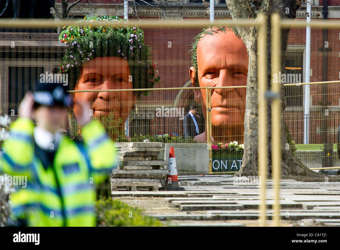 Busti gigante della Regina e del Duca di Edimburgo sono trainati intorno a piazza del Parlamento. Questo è stato apparentemente uno stunt per QVC. Giorno di bilancio, Westminster, London, 21 marzo 2012. Foto Stock