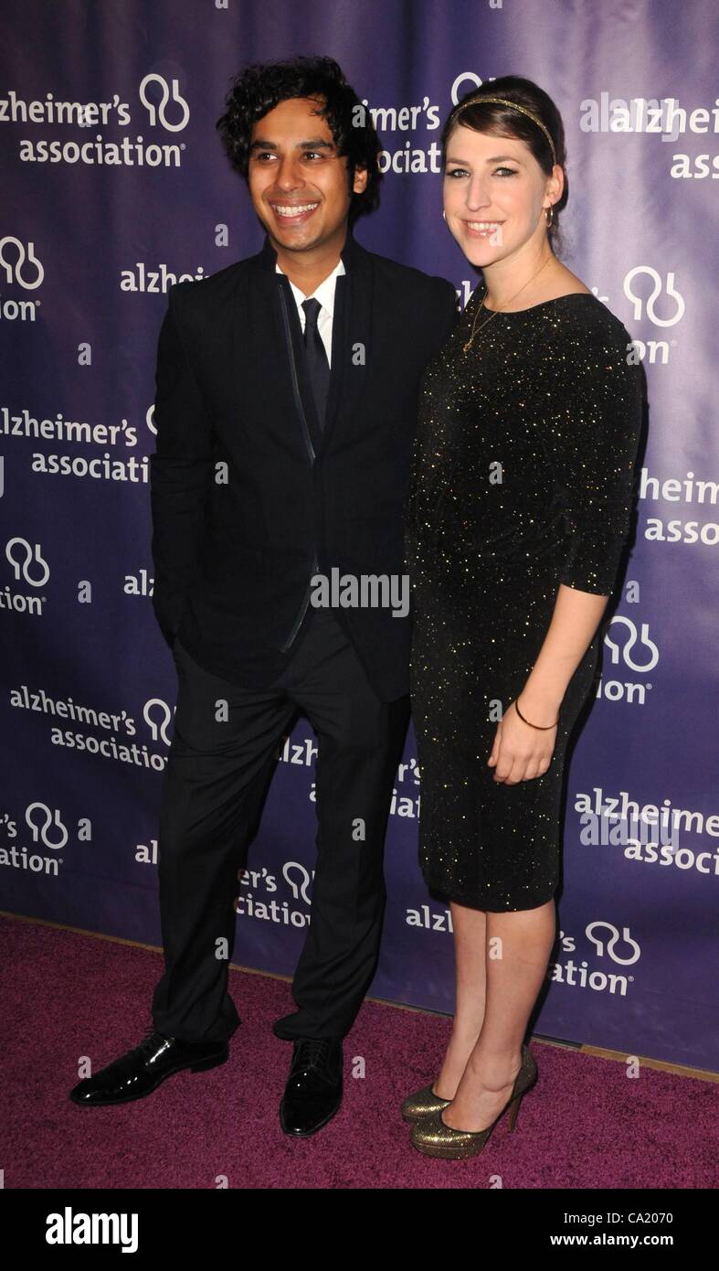 Kunal Nayyar, Mayim Bialik presso gli arrivi per il ventesimo anniversario di Alzheimer Association - una notte a Sardi è una raccolta di fondi, il Beverly Hilton Hotel di Los Angeles, CA Marzo 21, 2012. Foto di: Dee Cercone/Everett Collection Foto Stock