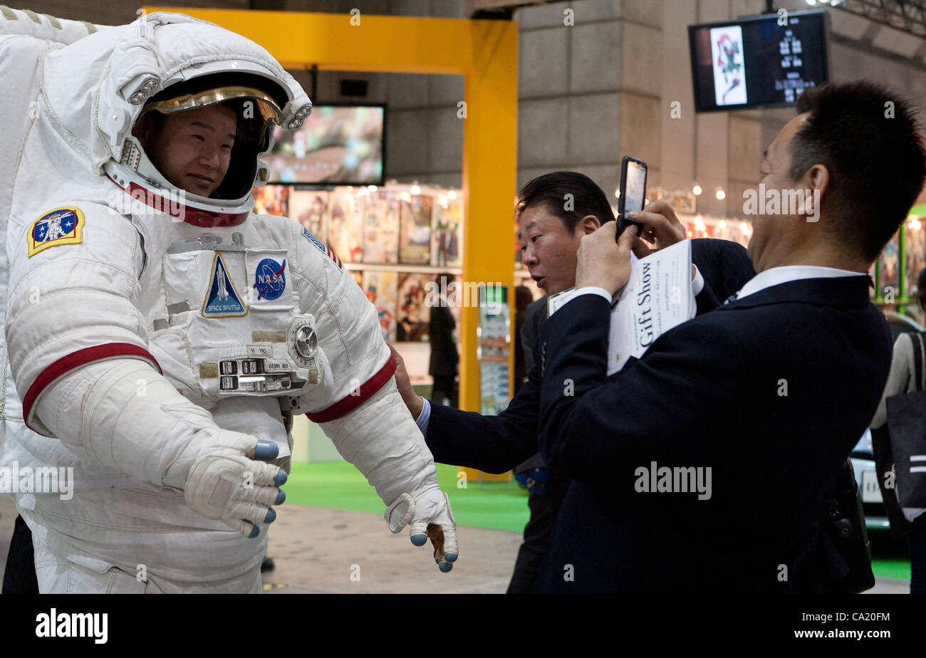 Marzo 22, 2012, Tokyo, Giappone - i visitatori si divertono a 'Uchu Kyodai' stand durante il Tokyo International Anime Fair. La fiera è la più grande del mondo di anime evento per la presentazione di più di 216 anime-le società collegate e le organizzazioni che comprende 89 aziende provenienti da oltremare. (Foto di Christoph Foto Stock