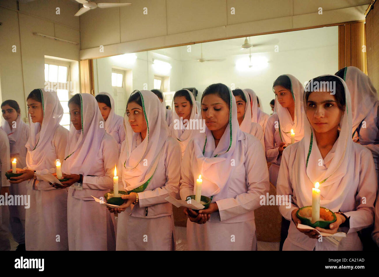 Gli infermieri Tenere candele alleggerita in occasione della settima lampada di illuminazione e giuramento cerimonia della scuola per infermieri presso Kharadar ospedale generale di Karachi il giovedì 22 marzo, 2012. Foto Stock