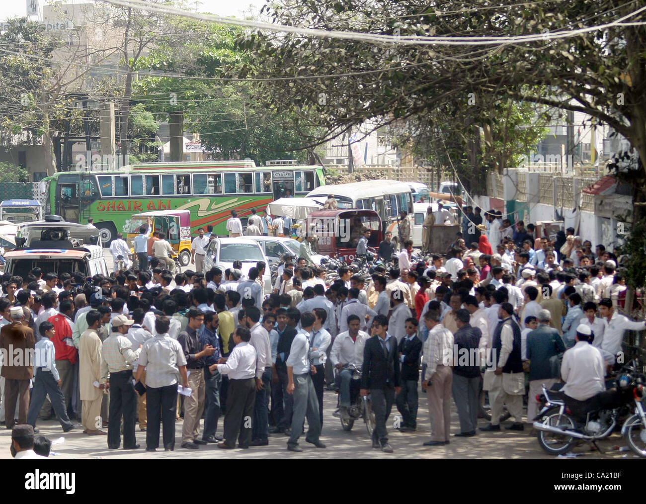 Gli studenti delle classi matriciale di diverse scuole di raccogliere al bordo di istruzione secondaria (miliardi di corone svedesi) edificio come stanno protestando contro la mancata emissione di loro ammettere-cards a Karachi il giovedì 22 marzo, 2012. Foto Stock