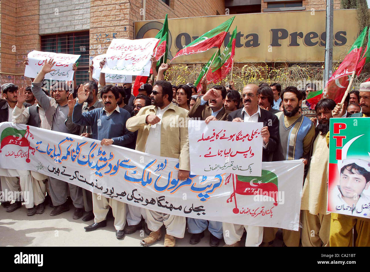 I sostenitori del Tehreek-e-Insaf (PTI) chant slogan contro il carico elettrico-spargimento e aumento di prezzo elettricità durante una manifestazione di protesta a Quetta press club il giovedì 22 marzo, 2012. Foto Stock