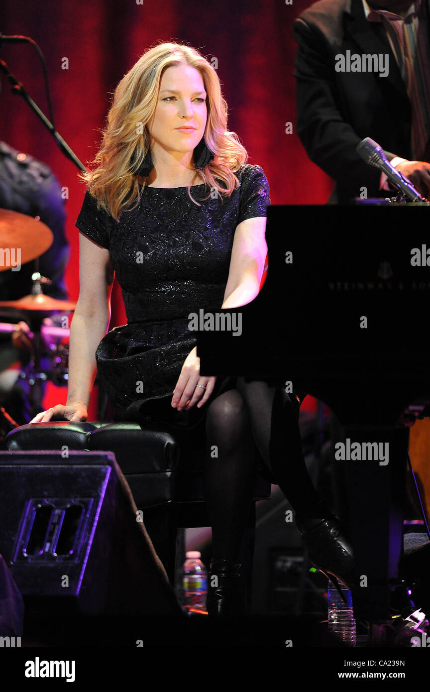 Mar 22, 2012 - Durham, North Carolina, Stati Uniti d'America - musicista DIANA KRALL suona dal vivo come il suo tour 2012 fa tappa a Durham Performing Arts Center. Copyright 2012 Jason Moore. (Credito Immagine: © Jason Moore/ZUMAPRESS.com) Foto Stock