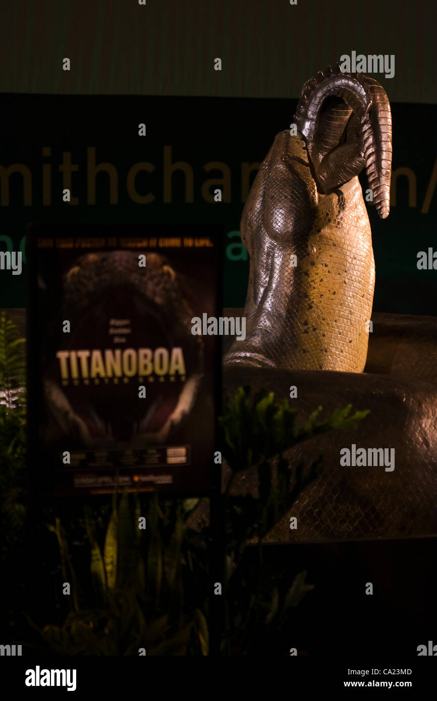 Marzo 22, 2012. Una scala piena 48 piede-lungo, 2.500-pound modello di un gigantesco serpente chiamato Titanoboa consumando un 15 piedi dal naso smussato Coccodrillo è in mostra presso la Grand Central Station in New York City. La mostra promuove lo Smithsonian Canale di documentario circa la scoperta della lunga rettile estinto. Foto Stock