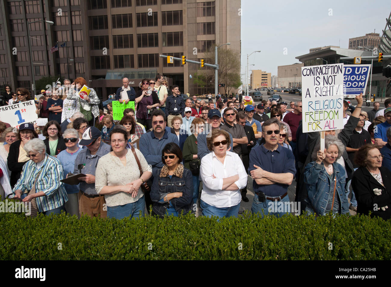 Detroit, Michigan - i cristiani conservatori, la maggior parte di loro Cattolica, rally al di fuori della McNamara Edificio Federale per protestare contro il governo di requisito che la maggior parte dei piani assicurativi sanitari includono gratuitamente contraccettivi. I manifestanti hanno chiesto che un attacco alla libertà di religione. Foto Stock