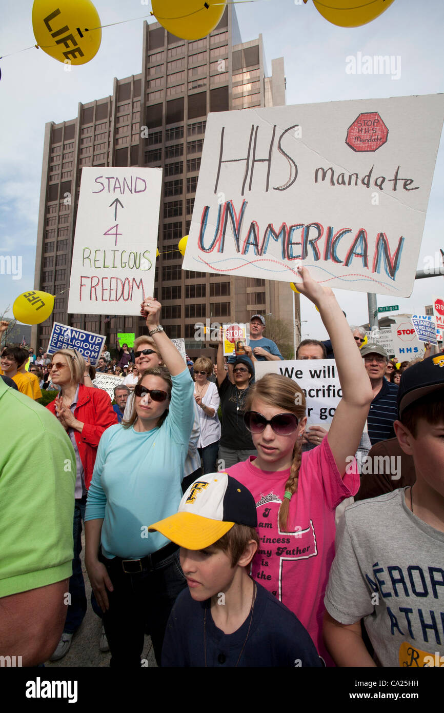 Detroit, Michigan - i cristiani conservatori, la maggior parte di loro Cattolica, rally al di fuori della McNamara Edificio Federale per protestare contro il governo di requisito che la maggior parte dei piani assicurativi sanitari includono gratuitamente contraccettivi. I manifestanti hanno chiesto che un attacco alla libertà di religione. Foto Stock