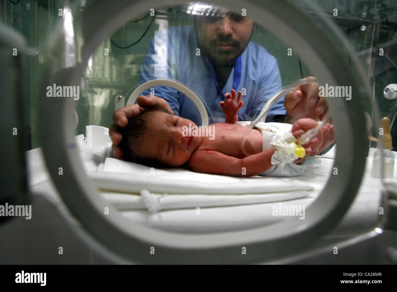 Marzo 24, 2012 - Rafah nella striscia di Gaza - un bambino prematuro riceve il trattamento al Emarati ospedale per i bambini come l'ospedale soffre di una mancanza di carburante. Palestinesi nella Striscia di Gaza soffre di una crisi di carburante e frequenti blackout innescato da una alimentazione di combustibile controversia tra l'Egitto e l'enc Foto Stock