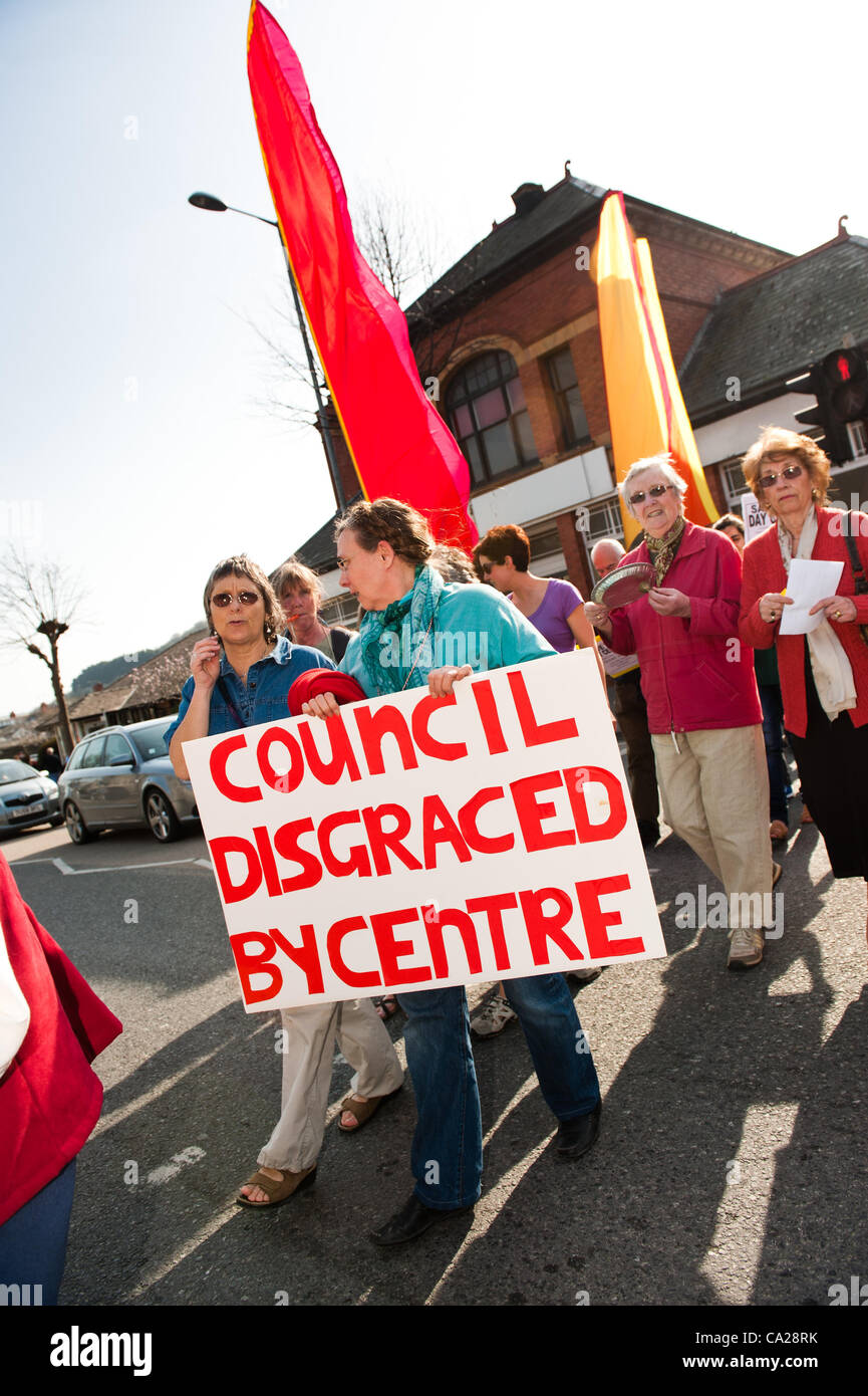 24/3/2012, Aberystwyth, UK. Un gruppo di dimostranti sono contro la chiusura e la demolizione di Aberystwyth Centro Diurno, passeggiate attraverso il centro della citta'. Il consiglio locale propone di rehouse il giorno centro in una nuova posizione e ridisegnare il sito come Tesco e Marks & Spencers Store Foto Stock