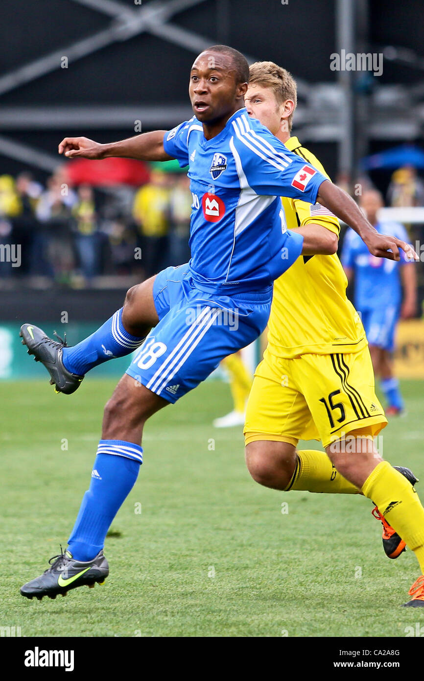 Marzo 24, 2012 - Columbus, Ohio, U.S.A. - Montreal centrocampista impatto Collen Warner (18) Guarda il suo kick sul traguardo davanti a Columbus Crew centrocampista Kirk Urso (15) nella seconda metà del gioco tra Montreal Impatto e Columbus Crew at Crew Stadium, Columbus, Ohio. Columbus sconfitto Montreal 2-0 Foto Stock