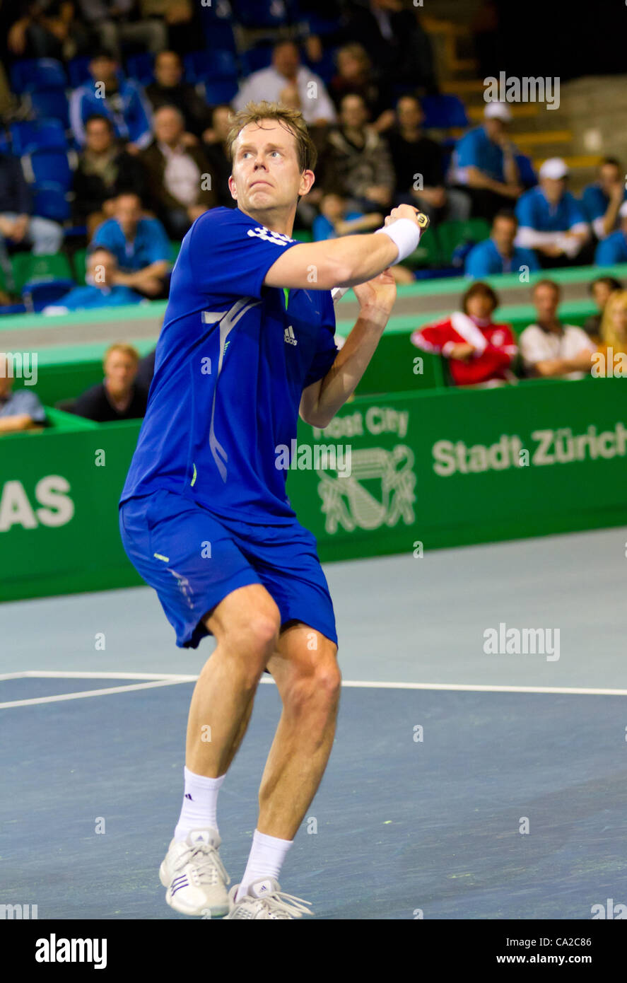 Zurigo, Svizzera-marzo 24: Stefan Edberg gioca a tennis in finale del BNP Paribas Open Champions Tour aganinst Carlos Moya a Zurigo, sui 24 marzo 2012. Egli ha perso la partita per motivi medici. Foto Stock