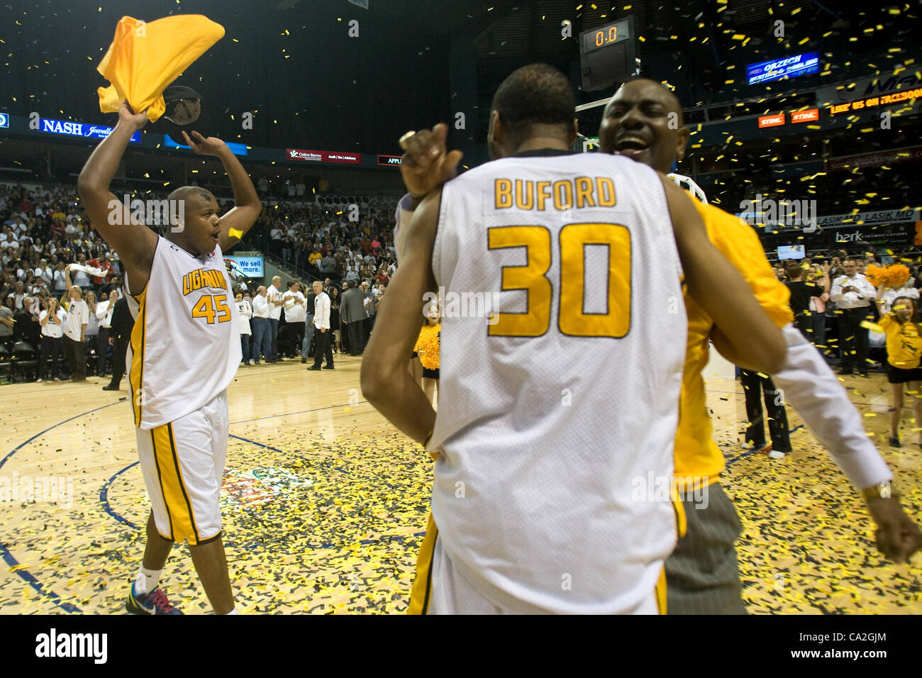 London Ontario, Canada - 25 Marzo 2012. Shawn Daniels (45), Rodney Buford e Micheal Ray Richardson celebrare dopo aver vinto la classifica di campionato. Il London Lightning sconfitto il Halifax Rainmen 116-92 nella quinta e di decidere il gioco per vincere la nazionale della lega di pallacanestro del Canada è la LOT Foto Stock