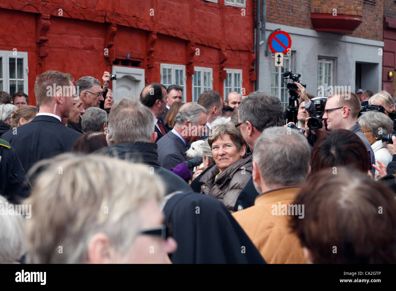 Marzo Lunedì 26, 2012 Elsinore, Danimarca. Il principe Carlo e la duchessa di Cornovaglia in visita ufficiale. Il principe Carlo e Camilla, e i cittadini di Elsinore goduto ogni altre società e ha dato la sicurezza di una intensa giornata sulla passeggiata attraverso le strade storiche. Qui il Principe Carlo a parlare con la gente in una folla Foto Stock