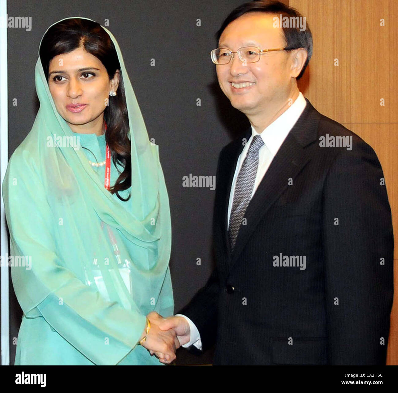 Il Pakistan Ministro degli Affari Esteri, Hina Rabbani Khar scuote la mano con il suo omologo cinese, Yang Jiechi durante la riunione a Seoul lunedì, 26 marzo 2012. Foto Stock