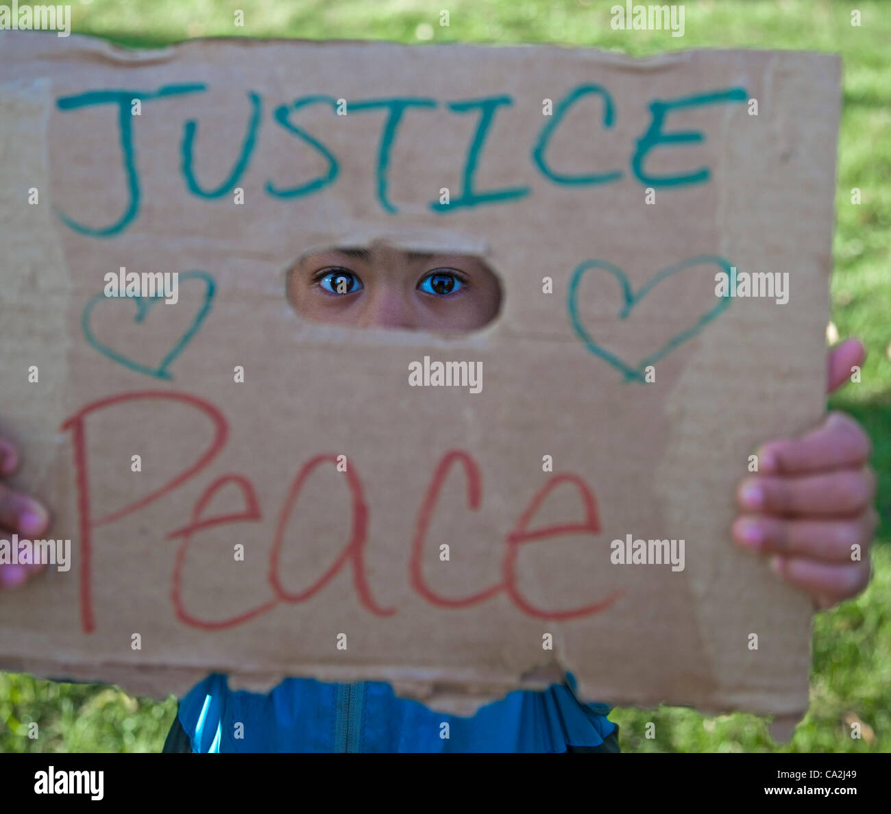 Detroit, Michigan - un bambino tiene il suo segno in un rally sollecitando la giustizia per Trayvon Martin, disarmati adolescente afro-americano che è stato colpito a morte in Florida da un Neighborhood Watch volontario. Il rally è stato organizzato da il NAACP, la United Auto lavoratori e di altri gruppi comunitari Foto Stock Detroit, Michigan - un bambino tiene il suo segno in un rally sollecitando la giustizia per Trayvon Martin, disarmati adolescente afro-americano che è stato colpito a morte in Florida da un Neighborhood Watch volontario. Il rally è stato organizzato da il NAACP, la United Auto lavoratori e di altri gruppi comunitari Foto Stock