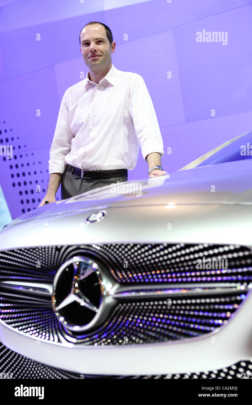 Robert Lesnik, capo del design esterno alla Mercedes Benz, pone al fianco di un auto a Bangkok International Motor Show di Bangkok, Thailandia 27 marzo 2012. I costruttori di auto sono sperando di rev alle vendite dopo mesi di crisi da impatti delle gravi inondazioni in Thailandia lo scorso anno. COPYRIGHT: Arthur Garcia può Foto Stock