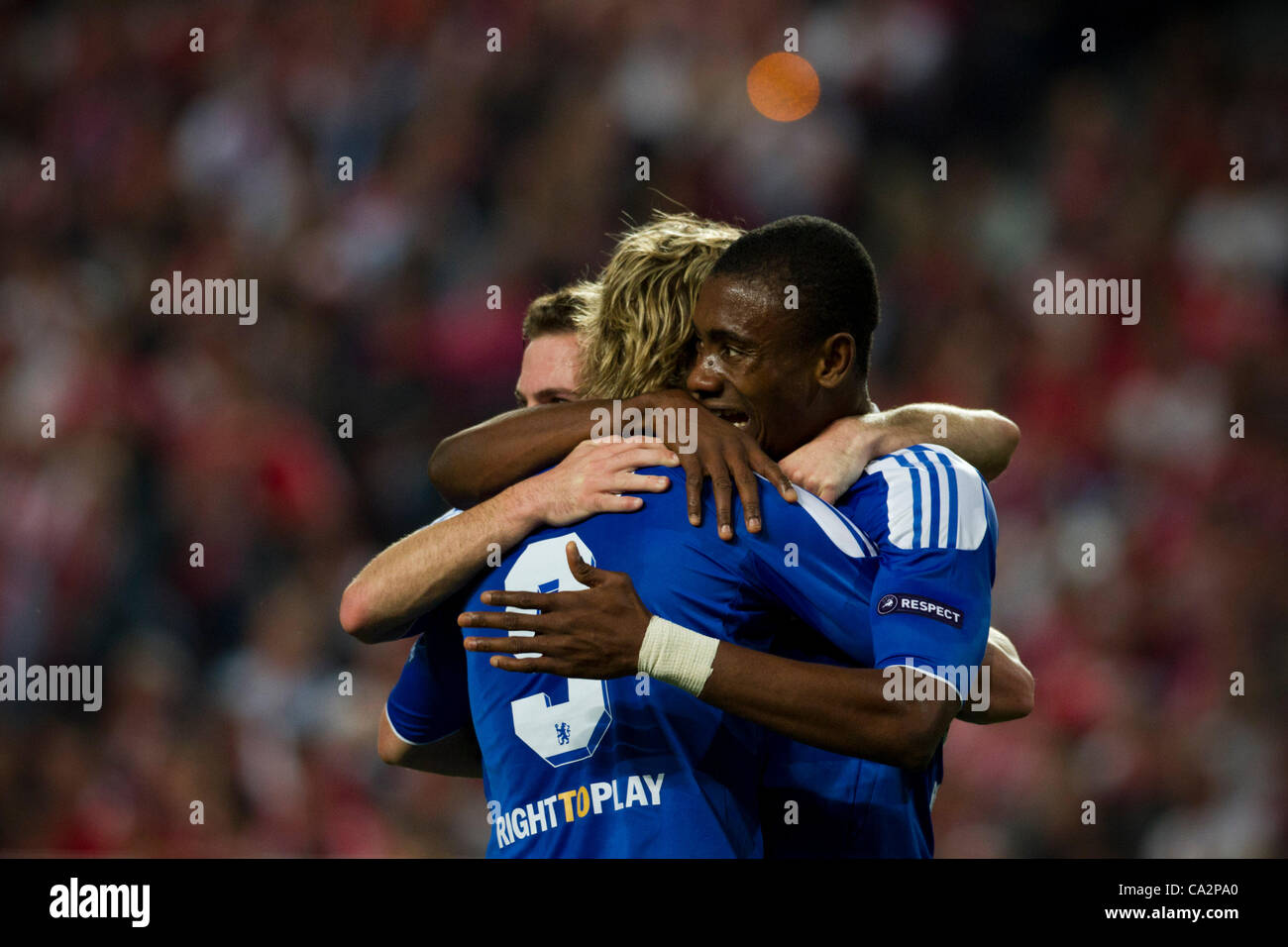 27 Marzo 2012 - Lisbona, Portogallo - Chelsea giocatori celebra il traguardo da Salomon Kalou Chelsea FC in avanti (destra) rendendo ii 1-0 a quasi alla fine del secondo semestre durante il match tra il Portogallo SL Bebfica e Inghilterra Chelsea FC per la prima tappa dei quarti di finale della UEFA Champions Foto Stock
