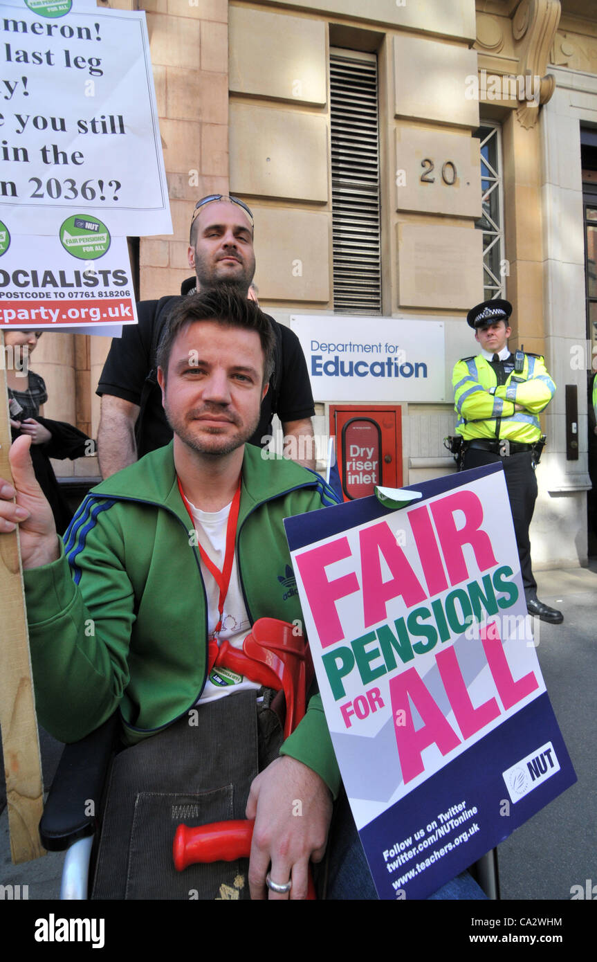 Gli insegnanti protesta contro le modifiche di pensione. Londra 28/3/12 insegnanti i sindacati in sciopero marzo attraverso il centro di Londra per il Dipartimento di Educazione Millbank per protestare contro le modifiche di pensione Foto Stock