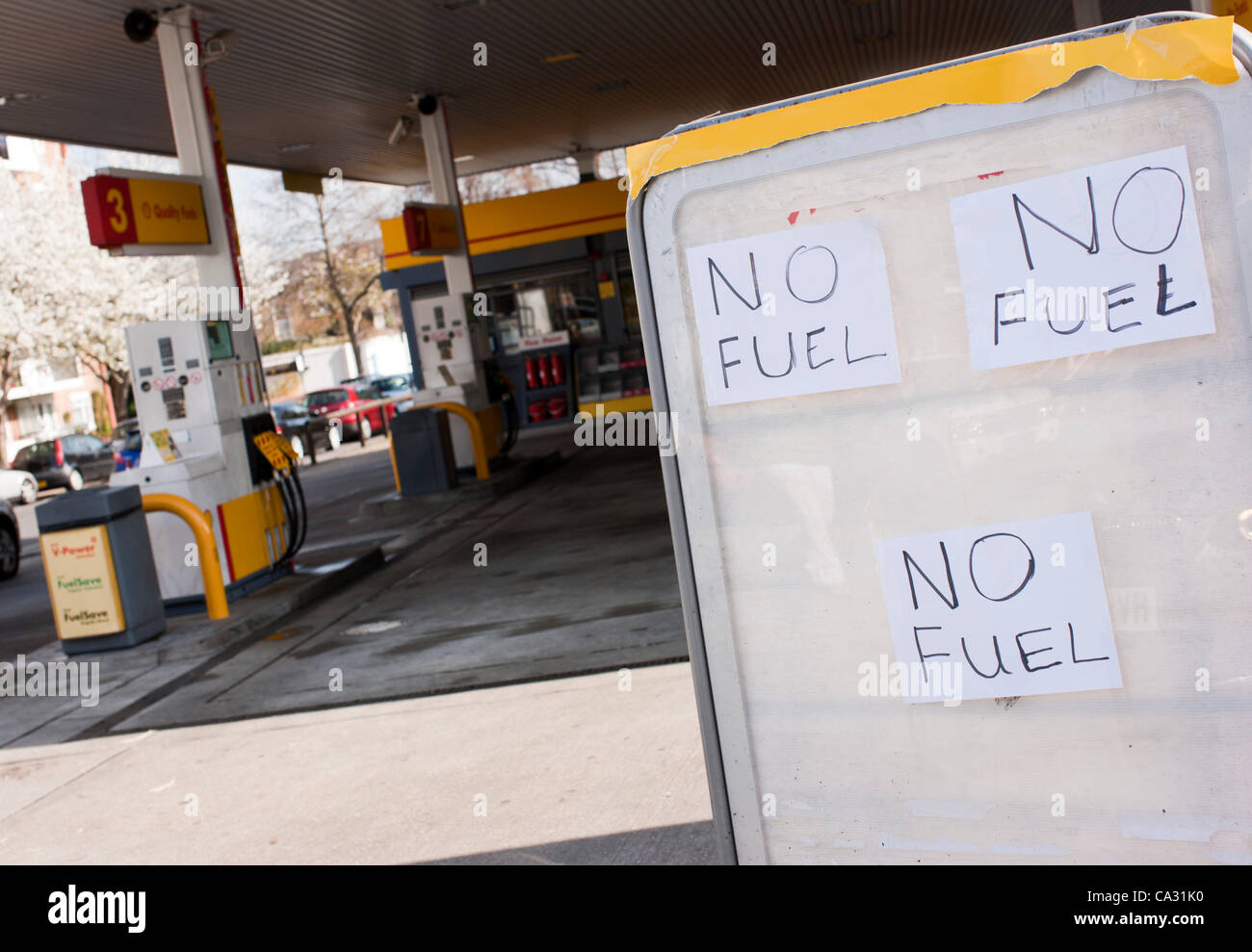 Londra, Regno Unito. Marzo 29, 2012 - scritta a mano segno legge 'n' del combustibile nella parte anteriore del guscio stazione di benzina sulla Fulham Road a ovest di Londra. La scarsità di combustibile sembra essere una diretta conseguenza del panico acquisto dal pubblico in generale dopo la minaccia di sciopero da carburante tanker driver. Foto Stock