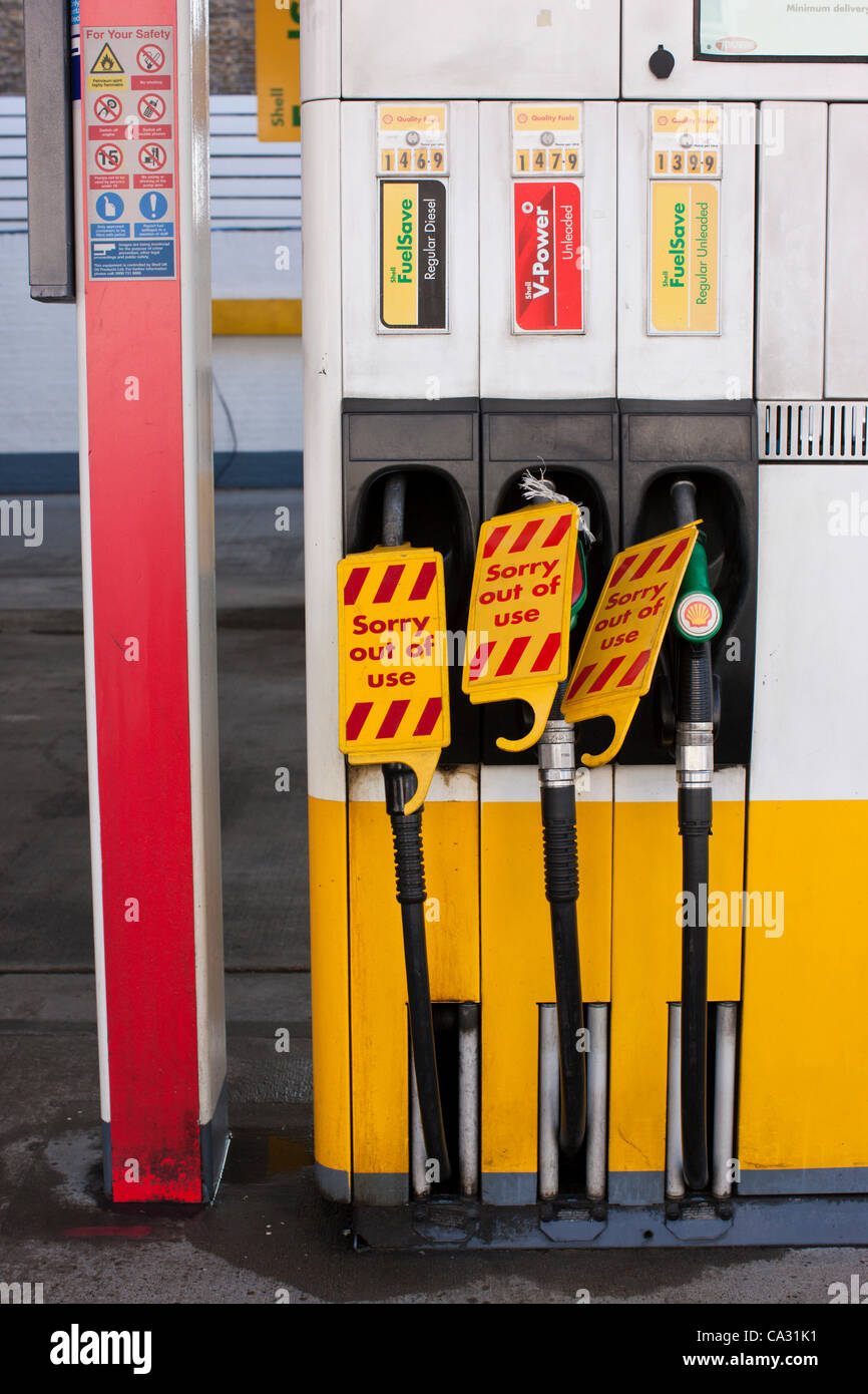 Londra, Regno Unito. Marzo 29, 2012 - Le pompe di benzina con fuori di usare marcatori su di esse a causa del distributore di benzina della Shell su Fulham Road a ovest di Londra non avente alcun combustibile. La scarsità di combustibile sembra essere una diretta conseguenza del panico acquisto dal pubblico in generale dopo la minaccia di sciopero da carburante tanker drive Foto Stock