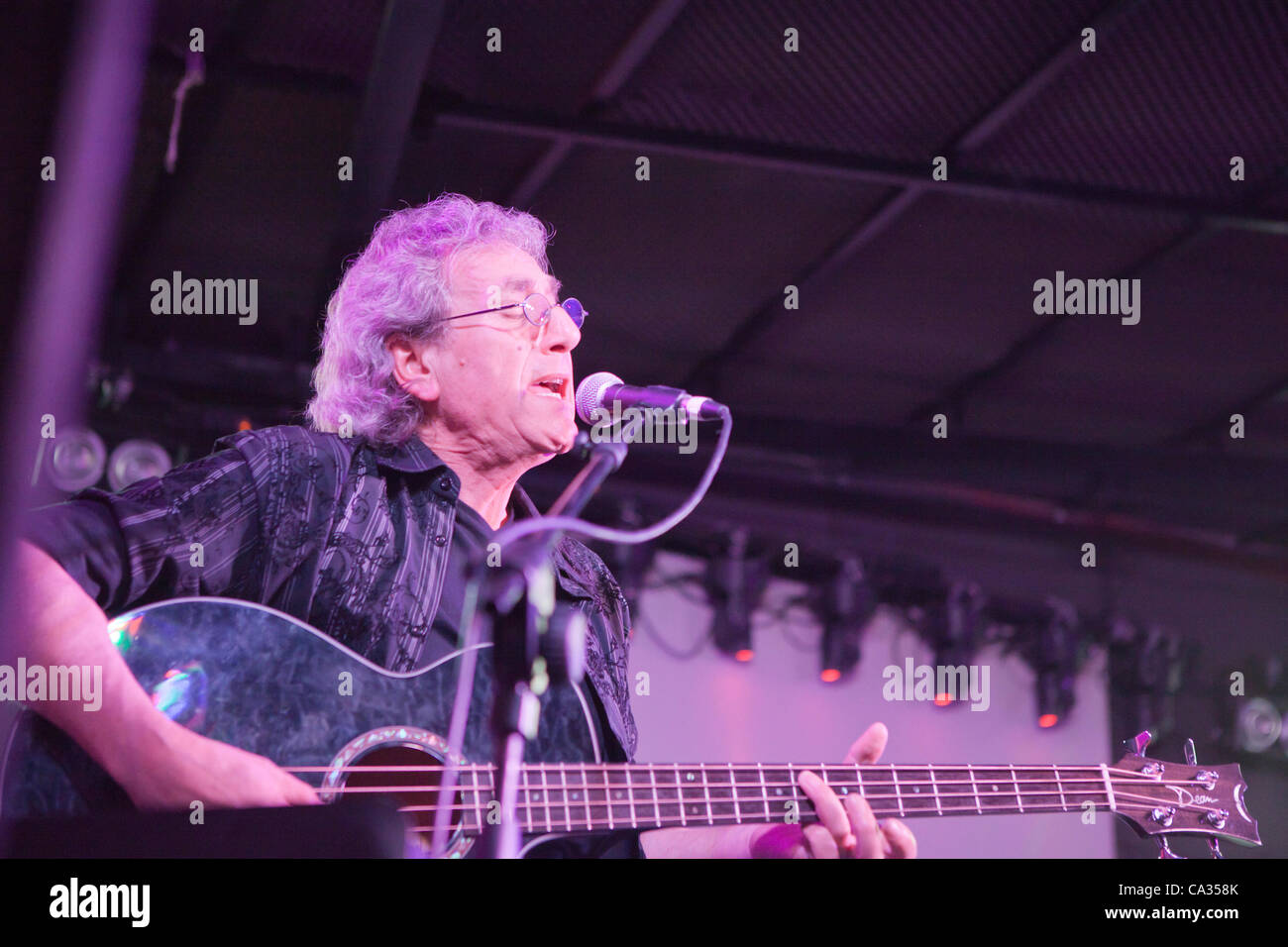 Roma, Italia, giovedì, 29 marzo 2012. Settanta folk rock gruppo Strawbs giocare un concerto acustico a Roma. Il loro unico concerto a Roma dal 1973. Nella foto il chitarrista Chas Cronk. Foto Stock