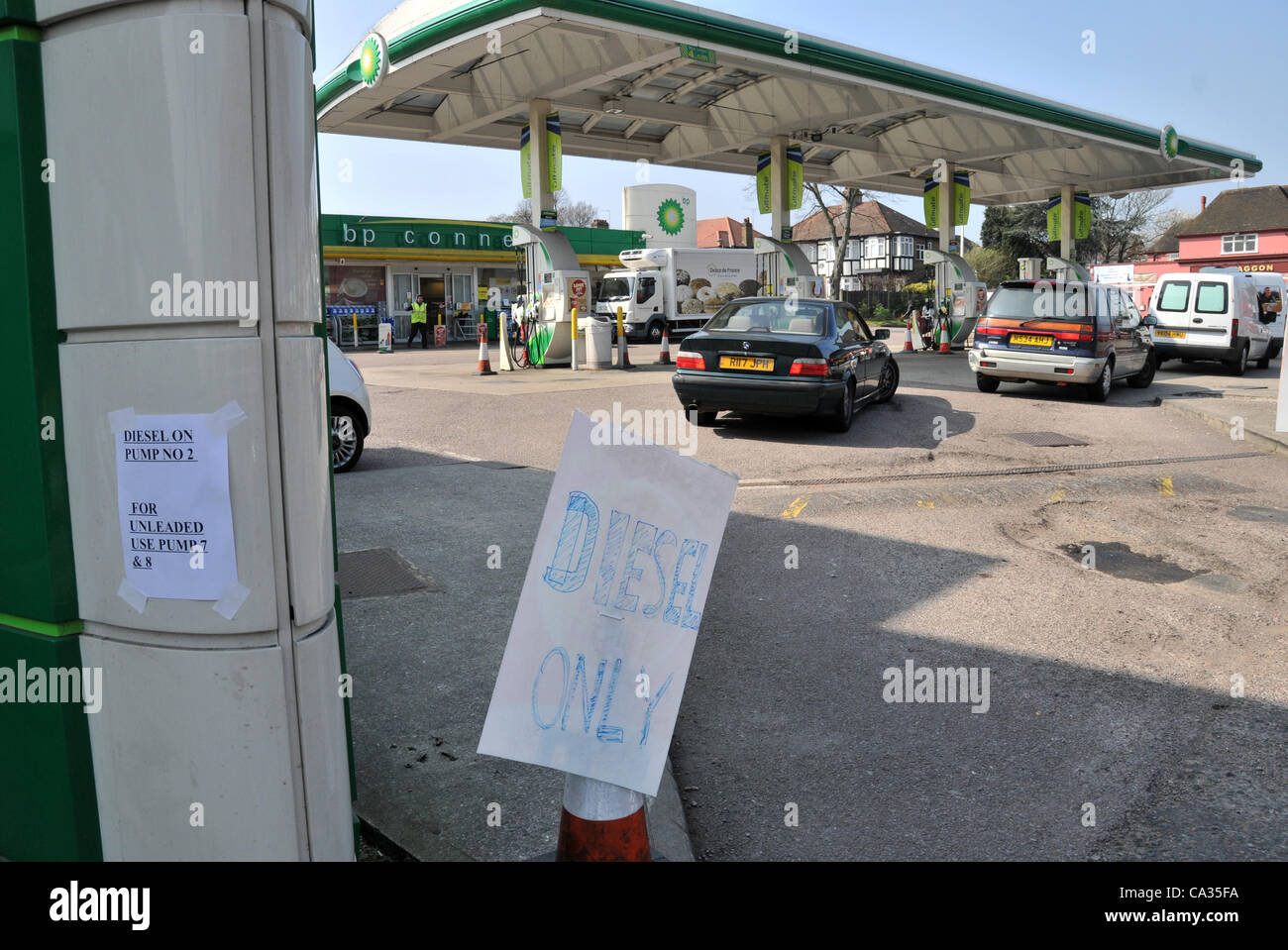 Southgate, Londra. 30/3/12 Garage responsabile indirizza le vetture lontano dal vuoto pompe di benzina a una sola pompa del gasolio disponibili in corrispondenza di una stazione di benzina BP, in Southgate, Londra. Acquisto di panico è dovuto alla minaccia di una autocisterna di carburante che colpisce i driver. Foto Stock