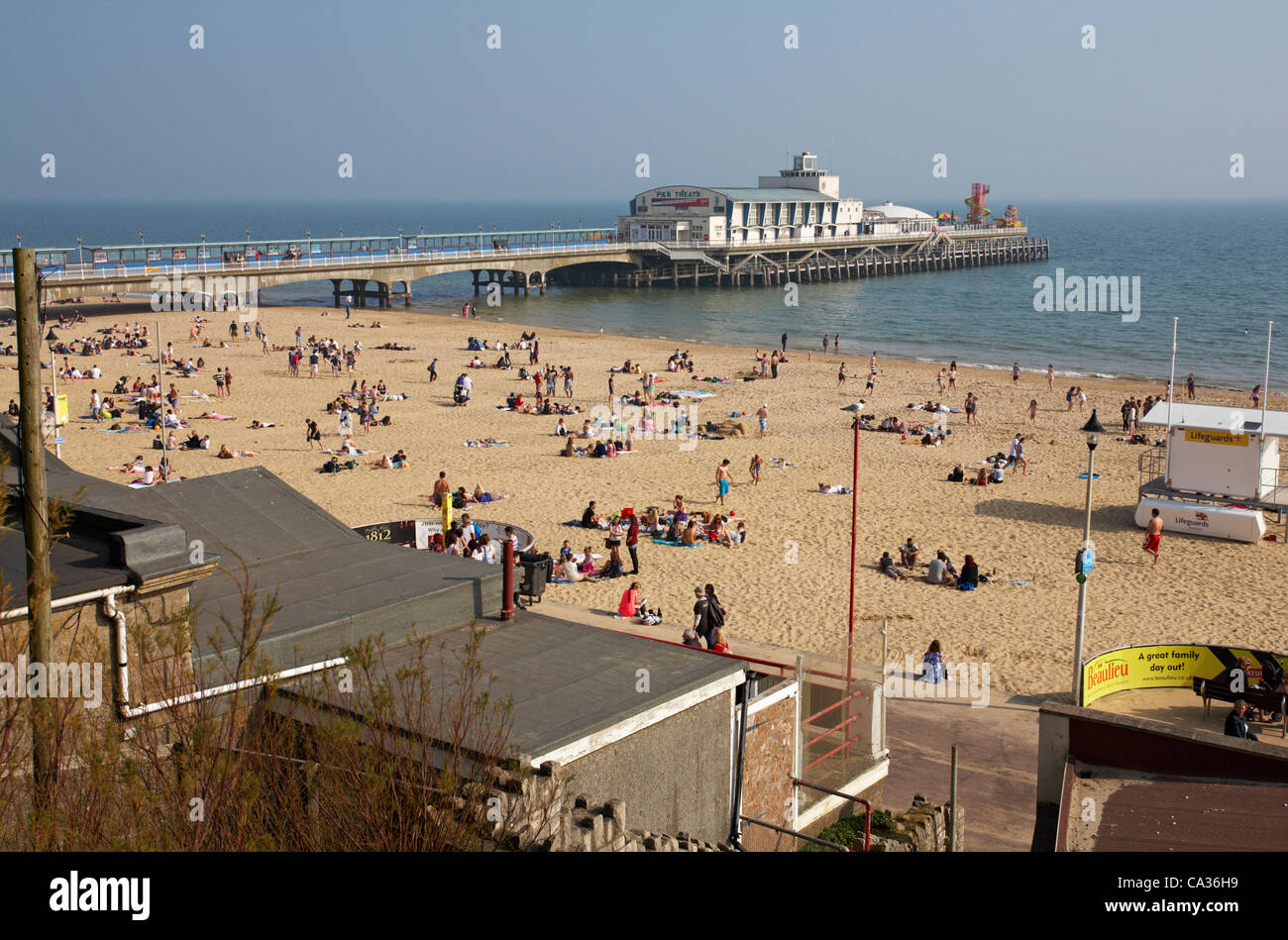 Bournemouth Dorset UK venerdì 30 marzo 2012. Nel tardo pomeriggio e Bournemouth Beach è ancora occupato all'inizio delle vacanze scolastiche come visitatori godere del calore e del sole Foto Stock