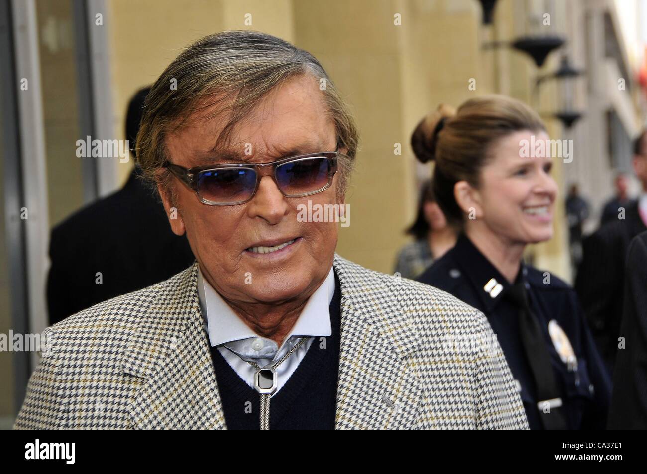 Robert Evans alla cerimonia di induzione per la stella sulla Hollywood Walk of Fame per Sumner Redstone, Hollywood Boulevard, Los Angeles, CA Marzo 30, 2012. Foto Da: Michael Germana/Everett Collection Foto Stock