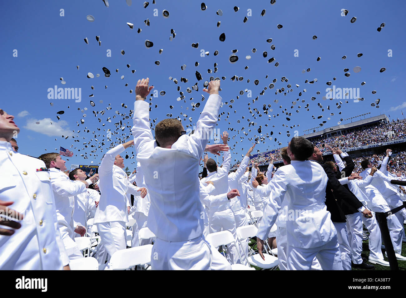 I marinai lanciano i loro cappelli in aria per contrassegnare la chiusura ufficiale del 2012 US Naval Academy graduazione e cerimonia di messa in esercizio il 29 maggio 2012 in Annapolis, MD. Foto Stock