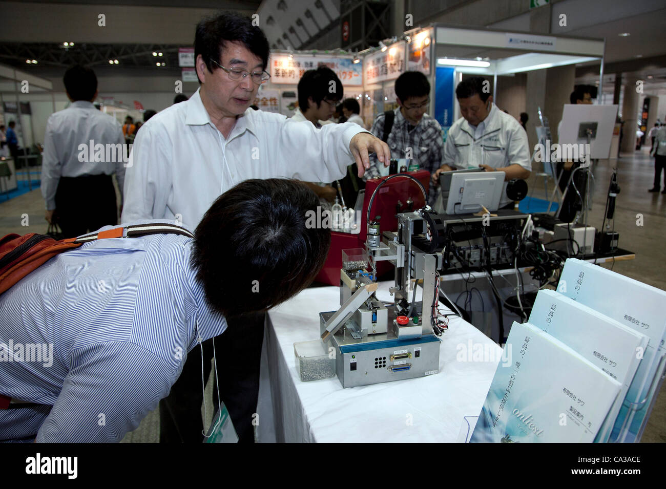 Maggio 131 2012, Tokyo, Giappone - visitatori per la Smart Grid mostra e Automotive prossima fiera industriale a guardare i nuovi veicoli e le tecnologie di fabbricazione. La Smart Grid mostra e successivo Automotive Industry Fair 2012 mostra la prossima generazione di veicoli e la fabbricazione di lavorare con e Foto Stock