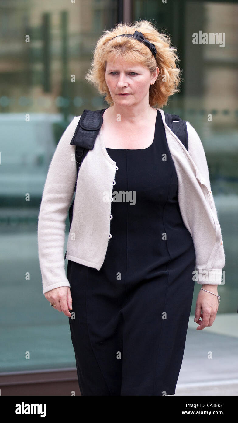 Westminster Magistrati, Marylebone Road, Londra, Regno Unito. 31.05.2012 Foto mostra Jessica Harper ex Lloyds Banking Group capo delle frodi e della sicurezza per digital banking a Westminster magistrati dove lei è accusato di £ 2,5 milioni di frode in false fatture e pagamenti. Foto Stock