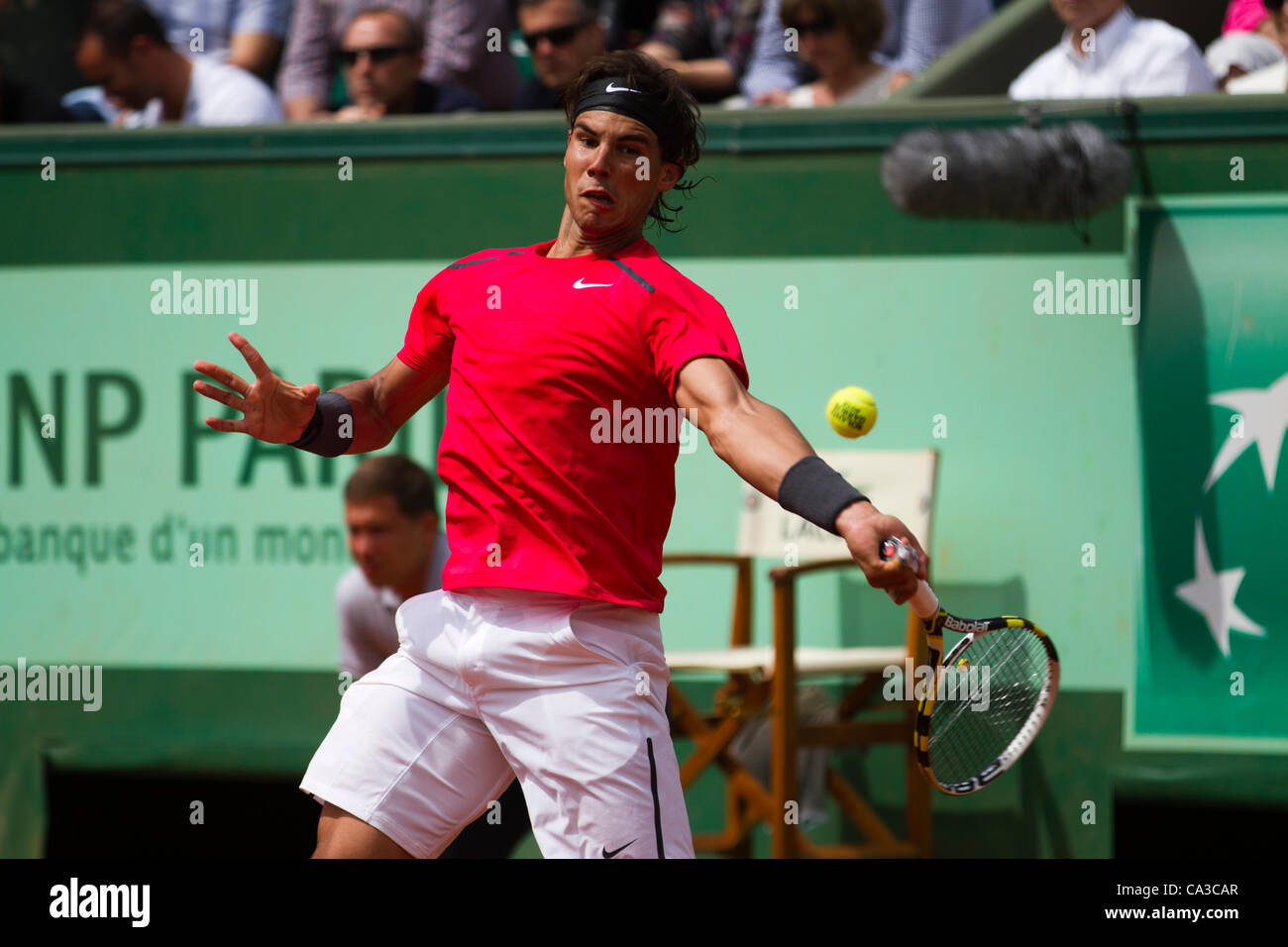 31.05.2012 Parigi, Francia. Rafael Nadal in azione contro Denis Istomin il giorno 5 dell'Open di Francia di tennis Roland Garros. Foto Stock