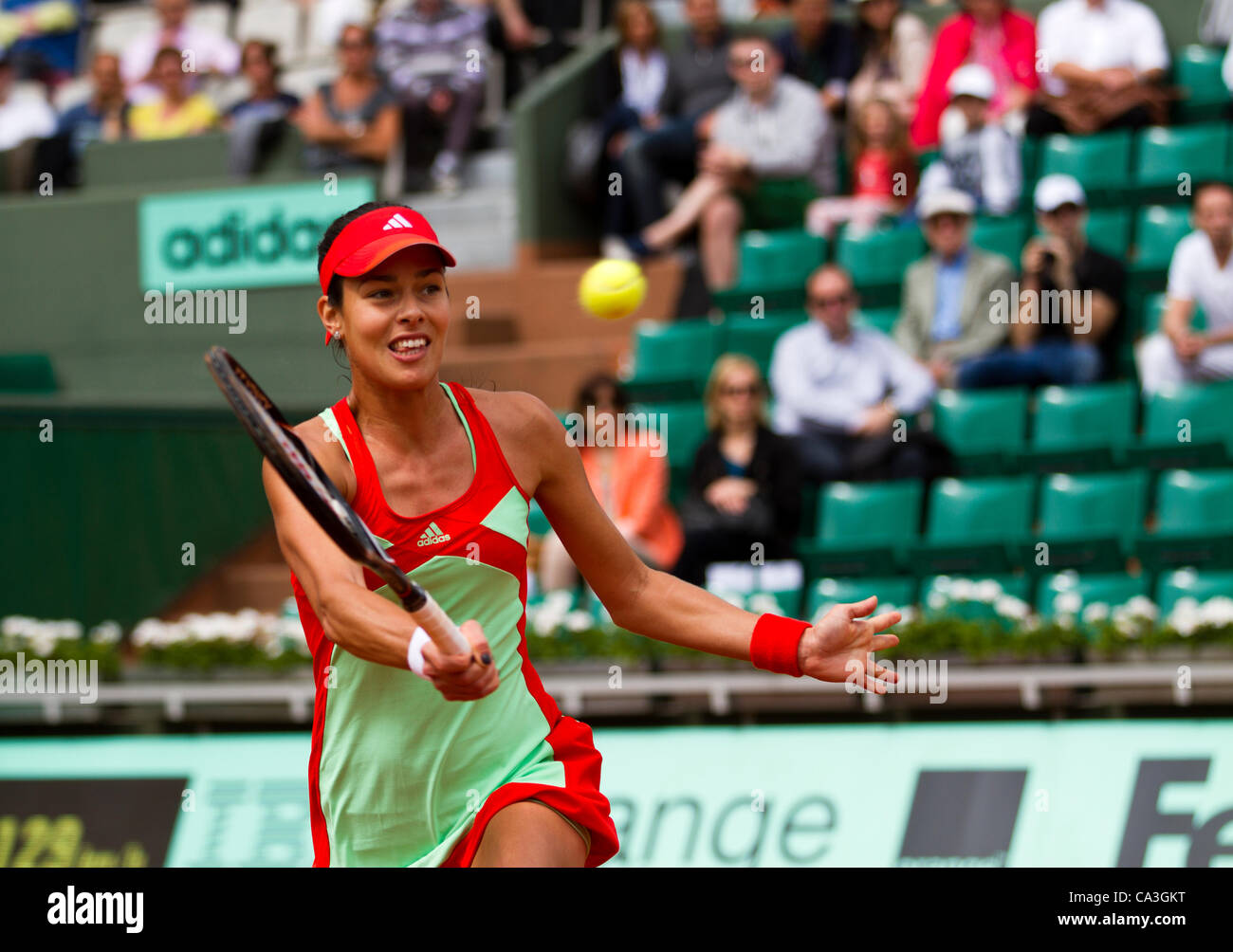 01.06.2012 Parigi, Francia. Ana Ivanovic in azione contro Sara ERRANI il giorno 6 degli Open di Francia di tennis Roland Garros. Foto Stock