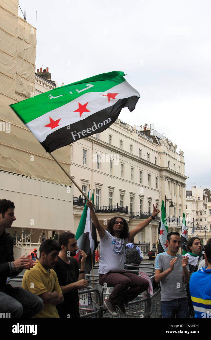 Venerdì 1 giugno 2012 protesta all Ambasciata siriana a Londra, manifestanti chant e onda libera Siria bandiere al di fuori dell'Ambasciata siriana a Londra. Linea di credito : credito: Hot Shots / Alamy Live News Foto Stock