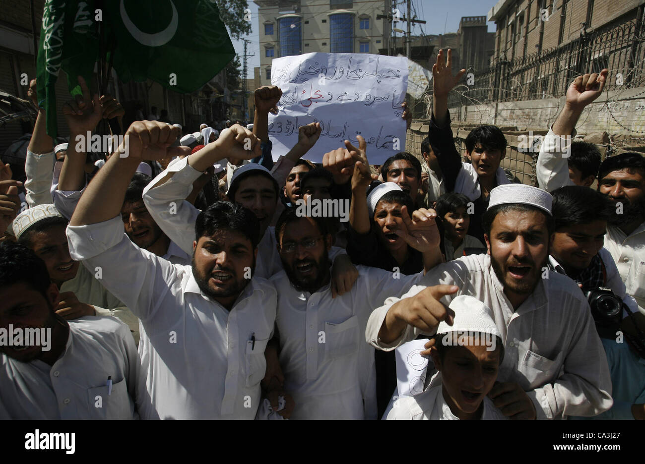 Gran numero di persone ha protestato su aggravato a carico spargimento ore nella città di Peshawar sotto il banner di Jamat-e-Islami venerdì. I manifestanti erano del parere che essi non vogliono vedere le bollette esagerate. La richiesta riduzione di carico-spargimento ore nella città di Peshawar giugno 1 Foto Stock