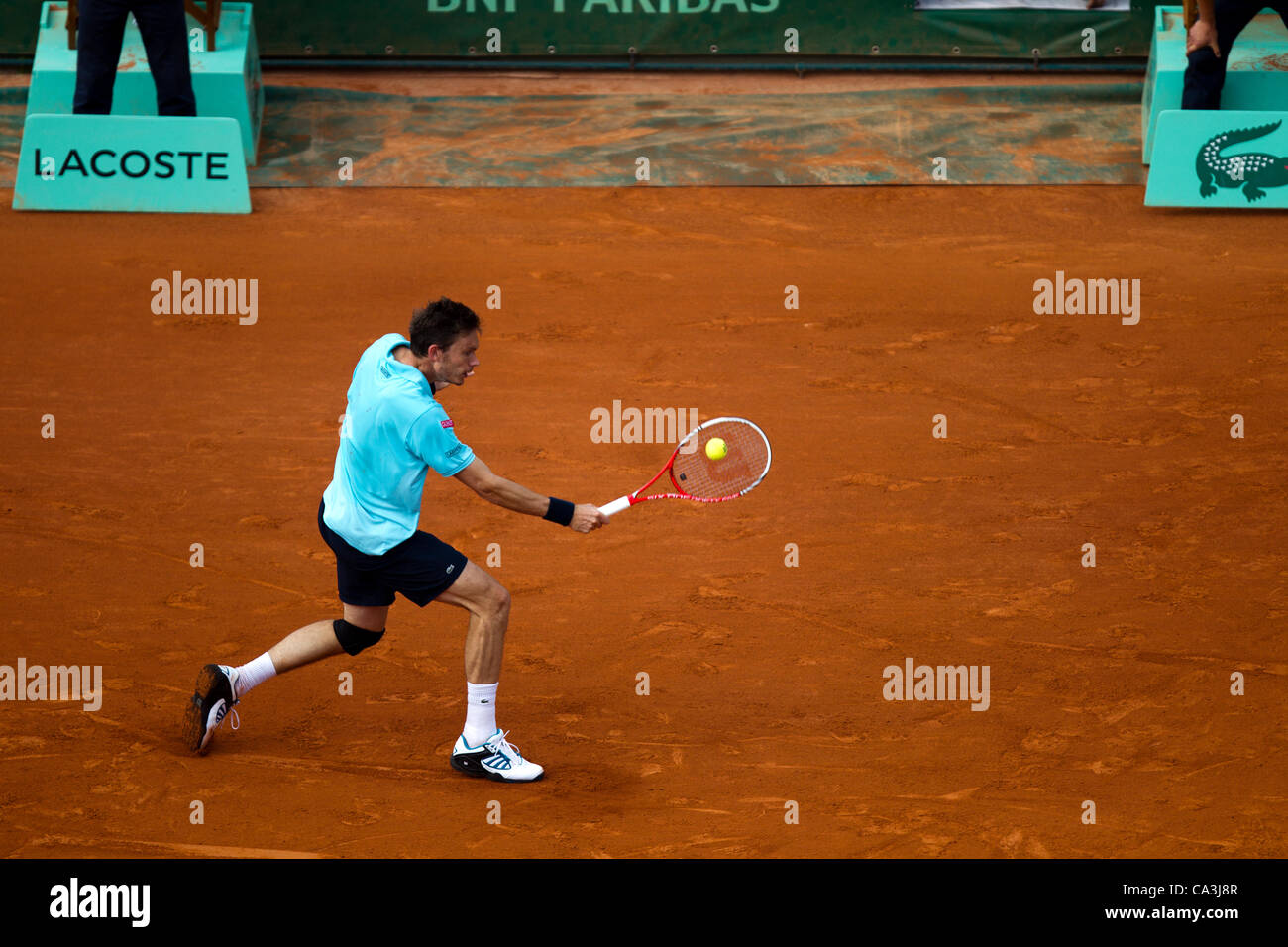 01.06.2012 Parigi, Francia. Nicolas MAHUT in azione contro Roger Federer il giorno 6 degli Open di Francia di tennis Roland Garros. Foto Stock