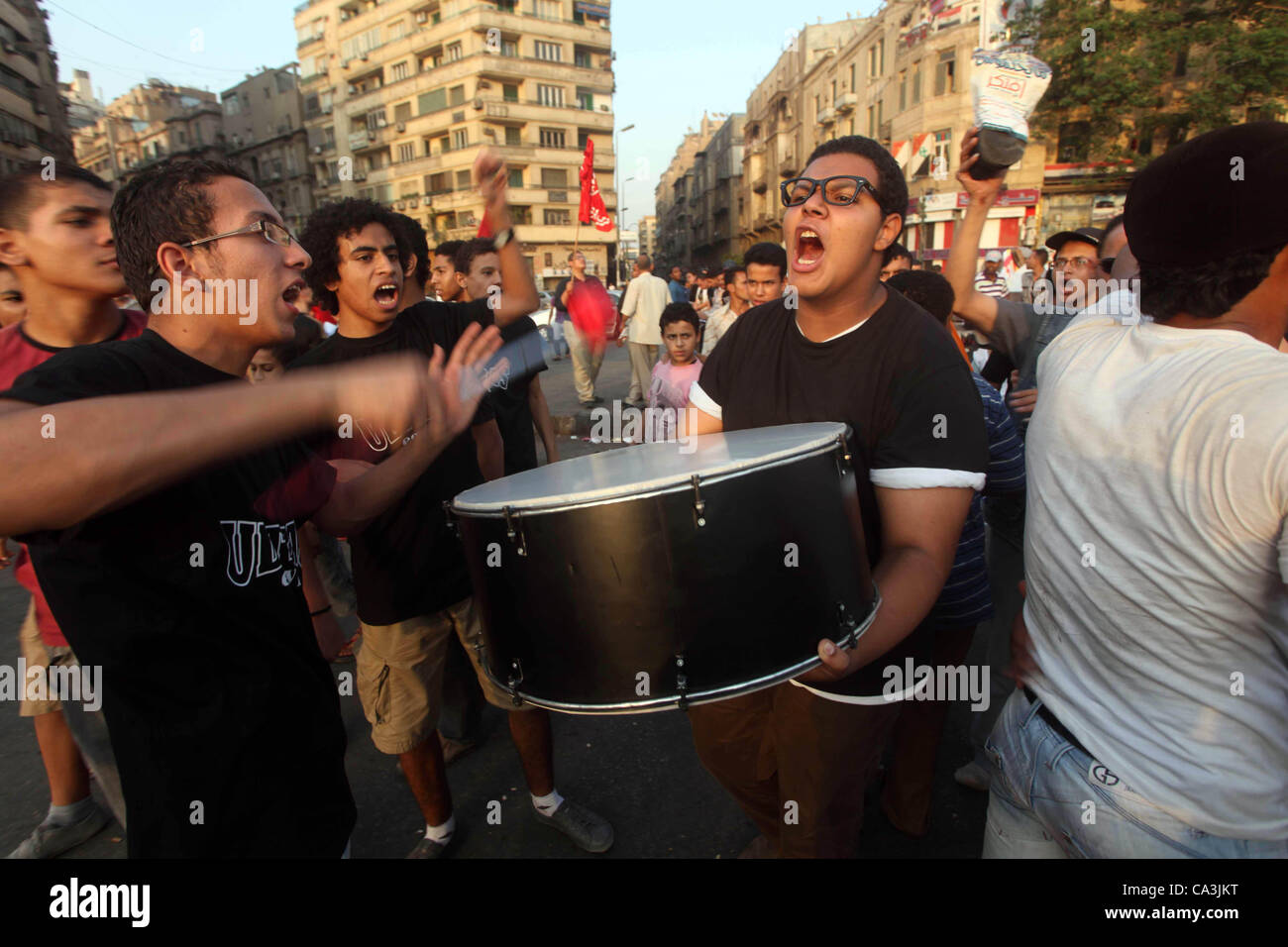 1 giugno 2012 - Il Cairo, il Cairo, Egitto - i dimostranti egiziani chant slogan contro egiziano candidato presidenziale Ahmed Shafiq in piazza Tahrir condannare il risultato del primo turno di votazioni in egiziani di elezione presidenziale in Cairo, Egitto, venerdì 1 giugno, 2012. Diverse centinaia di manifestanti rallie Foto Stock