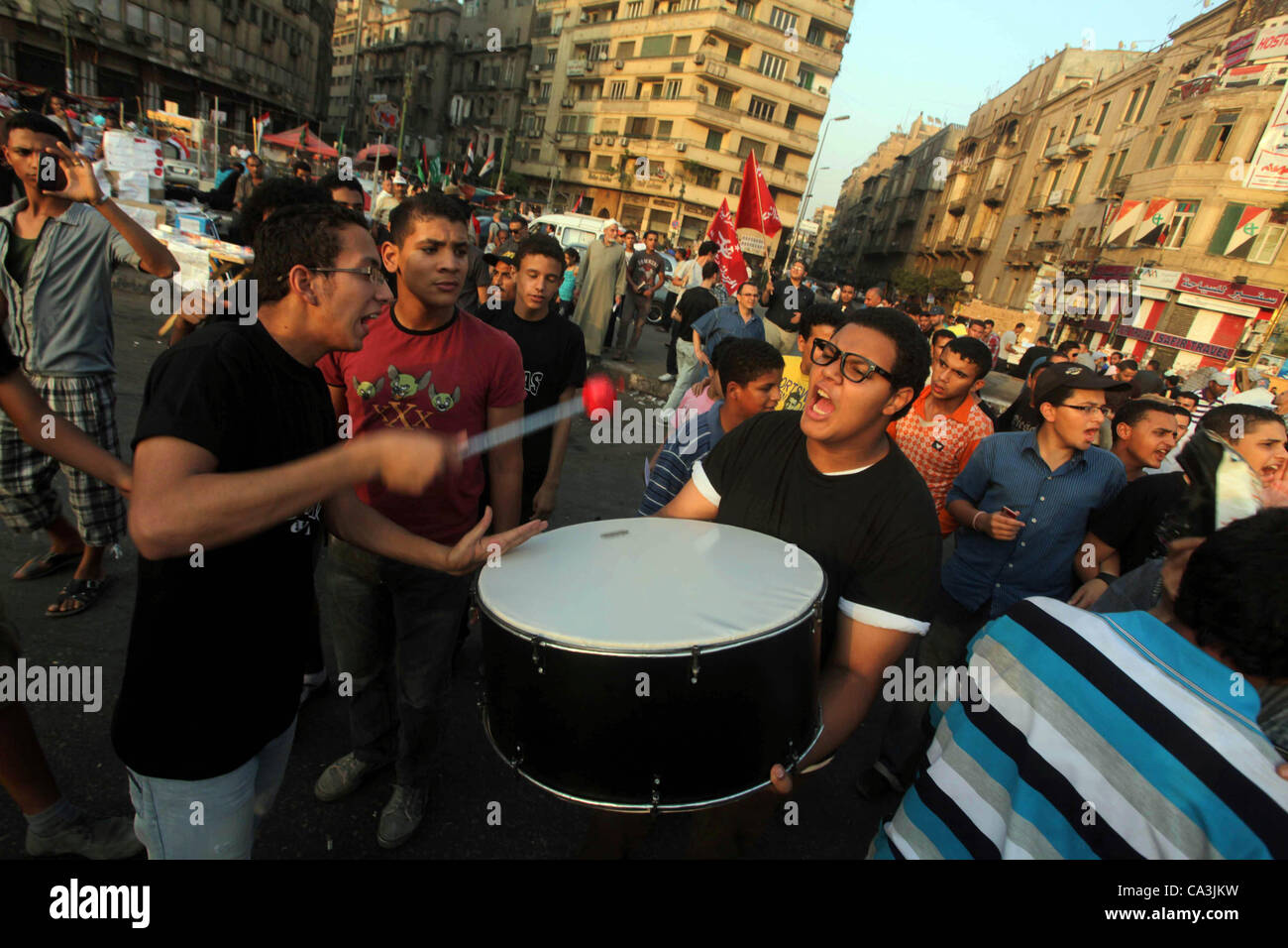 1 giugno 2012 - Il Cairo, il Cairo, Egitto - i dimostranti egiziani chant slogan contro egiziano candidato presidenziale Ahmed Shafiq in piazza Tahrir condannare il risultato del primo turno di votazioni in egiziani di elezione presidenziale in Cairo, Egitto, venerdì 1 giugno, 2012. Diverse centinaia di manifestanti rallie Foto Stock