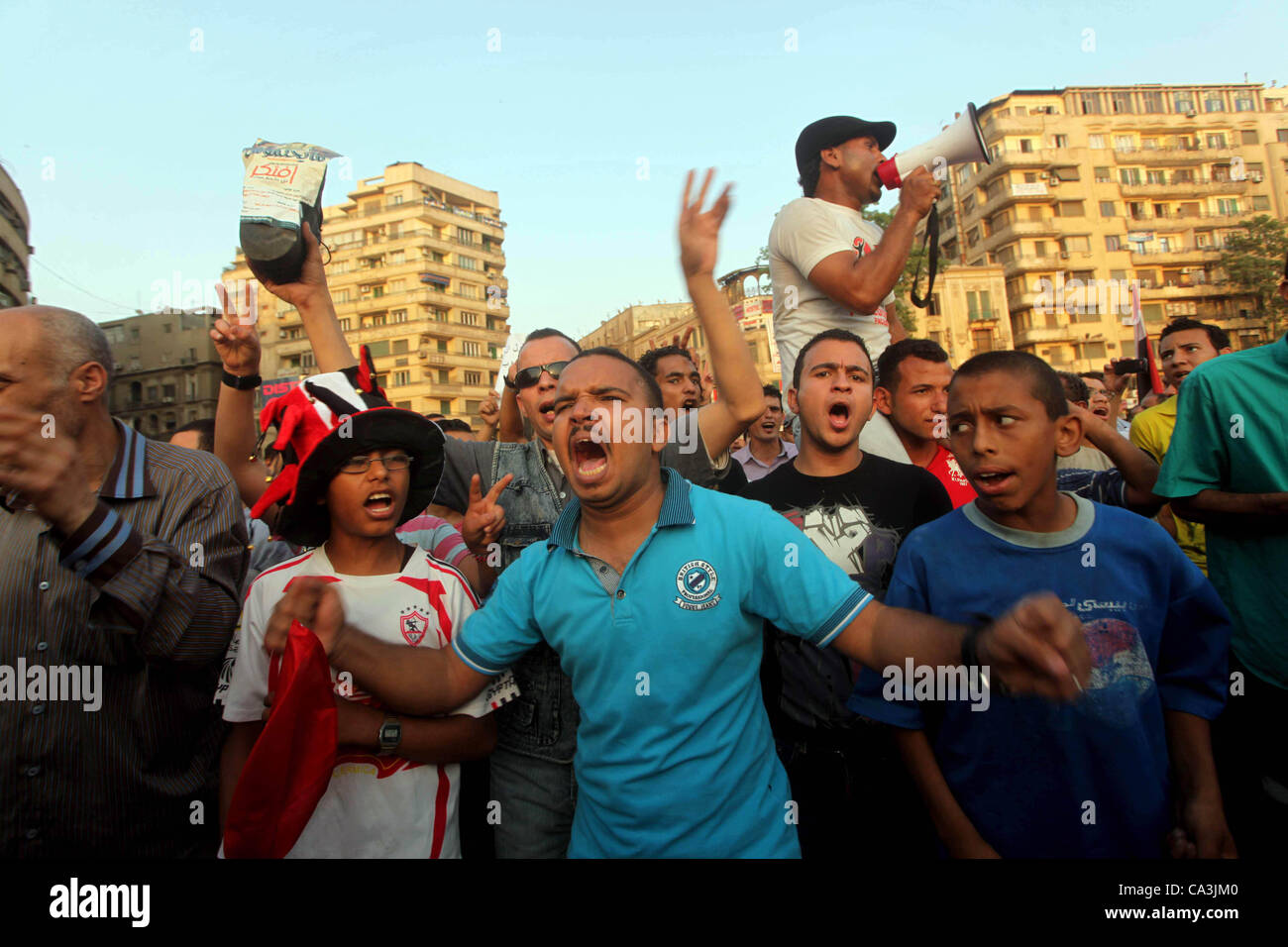 1 giugno 2012 - Il Cairo, il Cairo, Egitto - i dimostranti egiziani chant slogan contro egiziano candidato presidenziale Ahmed Shafiq in piazza Tahrir condannare il risultato del primo turno di votazioni in egiziani di elezione presidenziale in Cairo, Egitto, venerdì 1 giugno, 2012. Diverse centinaia di manifestanti rallie Foto Stock