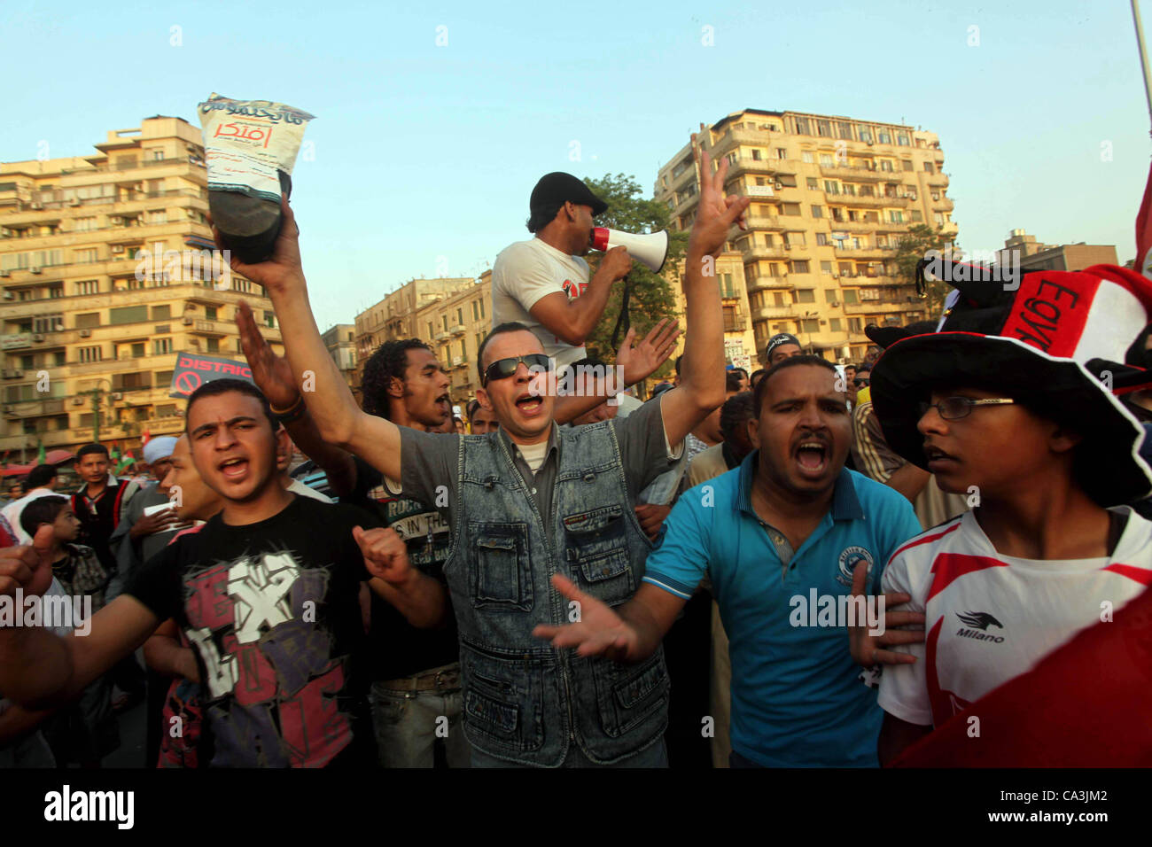 1 giugno 2012 - Il Cairo, il Cairo, Egitto - i dimostranti egiziani chant slogan contro egiziano candidato presidenziale Ahmed Shafiq in piazza Tahrir condannare il risultato del primo turno di votazioni in egiziani di elezione presidenziale in Cairo, Egitto, venerdì 1 giugno, 2012. Diverse centinaia di manifestanti rallie Foto Stock