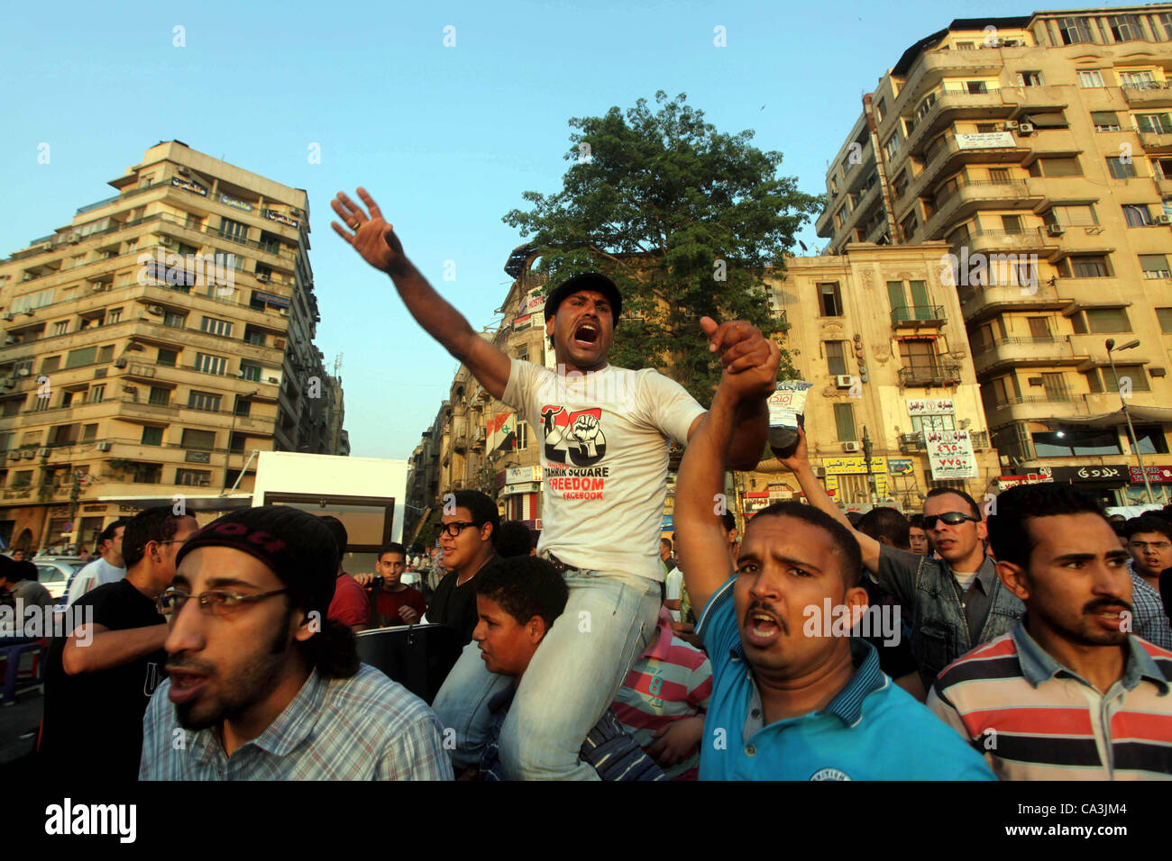 1 giugno 2012 - Il Cairo, il Cairo, Egitto - i dimostranti egiziani chant slogan contro egiziano candidato presidenziale Ahmed Shafiq in piazza Tahrir condannare il risultato del primo turno di votazioni in egiziani di elezione presidenziale in Cairo, Egitto, venerdì 1 giugno, 2012. Diverse centinaia di manifestanti rallie Foto Stock